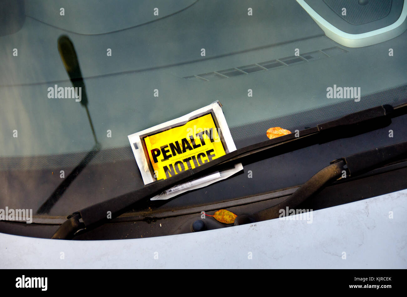 Strafennachricht-Ticket auf einem Auto Windschutzscheibe für unbefugte Parken in einem Bahnhof Parkplatz Stockfoto
