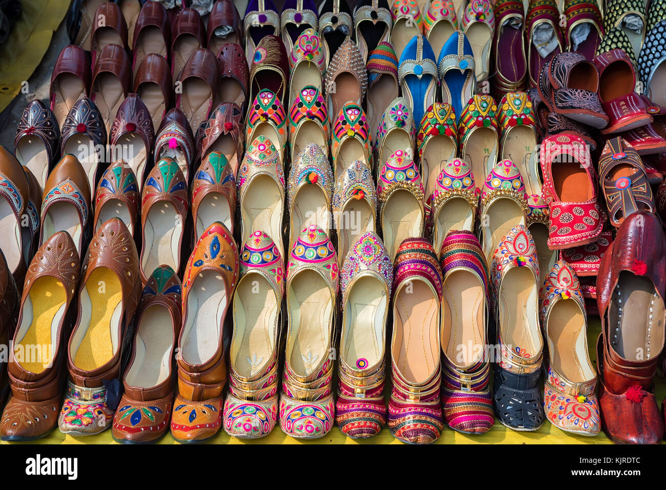 Bunte ethnische Schuhe am Marktplatz in Indien Stockfoto