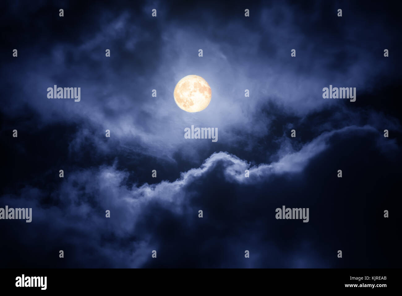 Der Mond, der sich auf den dunklen Himmel Stockfoto