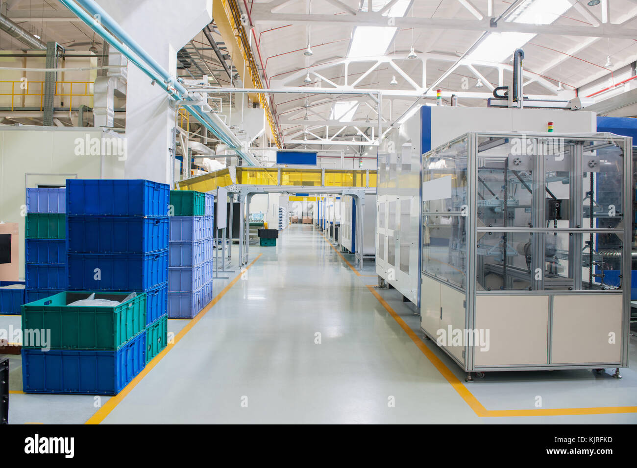 Überblick über die Länge der Werkstatt innen. Anlagen für die Herstellung von Autoscheinwerfern Stockfoto