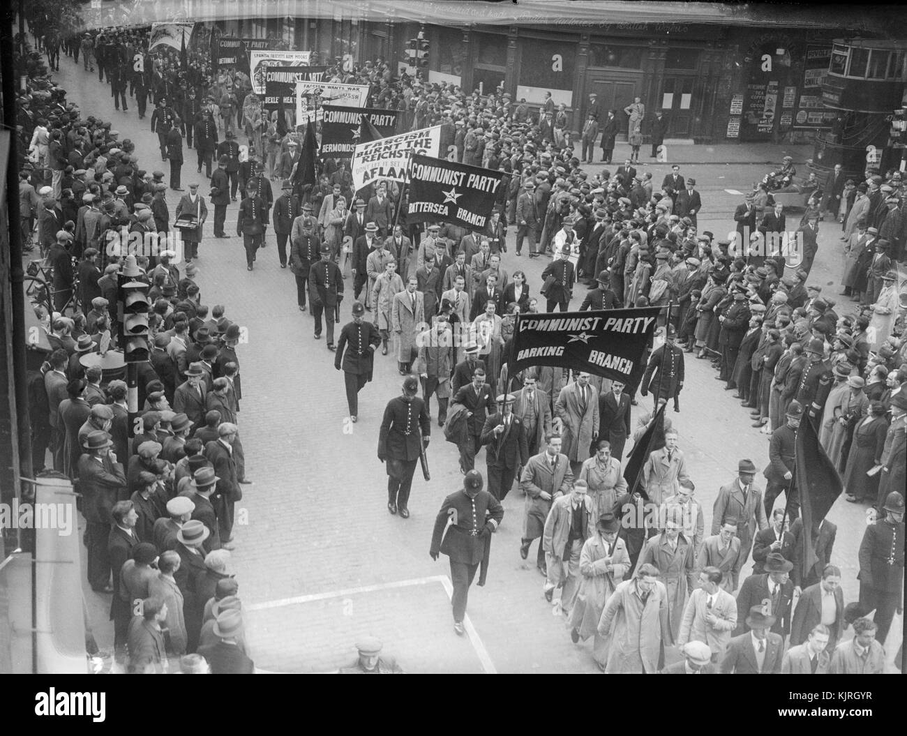 Die Abbildung zeigt die antifaschistische Demonstration in London am 4. Oktober 1936, die als "Die Schlacht von Kabel-Straße'. Die Schlacht von Kabel-Straße war ein Aufstand, die auf der Straße im East End von London stattfand, bekannt wurde. Es war ein Konflikt zwischen der Metropolitan Police, schickte einen Marsch durch die Mitglieder der Britischen Union der Faschisten, geführt von Oswald Mosley schützen und verschiedenen antifaschistischen Demonstranten, darunter lokalen anarchistischen, kommunistischen, Irisch, Jüdische und sozialistische Gruppen. Die Mehrheit der Demonstranten und Demonstrantinnen in den Bereich zu diesem Zweck reiste. Stockfoto