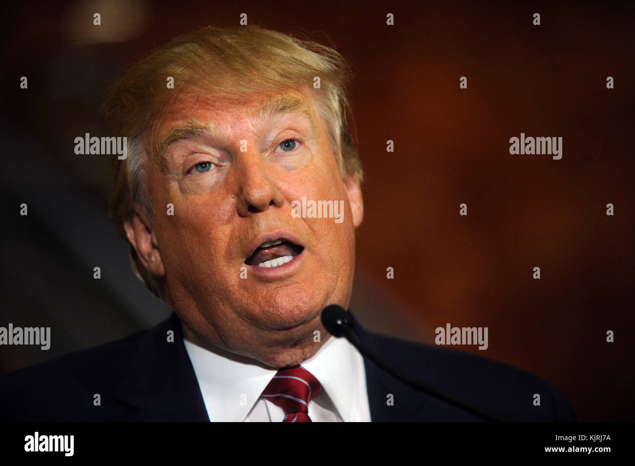 NEW YORK, NY-SEPTEMBER 03: GOP Presidential front-runner Donald Trump spricht auf einer Pressekonferenz in Manhattan, nachdem er ein Versprechen in Kreide oder MAGIC MARKER Donnerstag unterzeichnet der republikanische Kandidat bei den Wahlen 2016 zu unterstützen, das von einem Drittanbieter oder unabhängige laufen am 3. September 2015 in New York City. Trump bildete die Ansage nach einem Treffen mit republikanischen nationalen Ausschußvorsitzenden Reince Priebus. Trump wiederholt betonte in der Pressekonferenz, dass er in allen nationalen Abstimmungen führt. Personen: Donald Trump Stockfoto