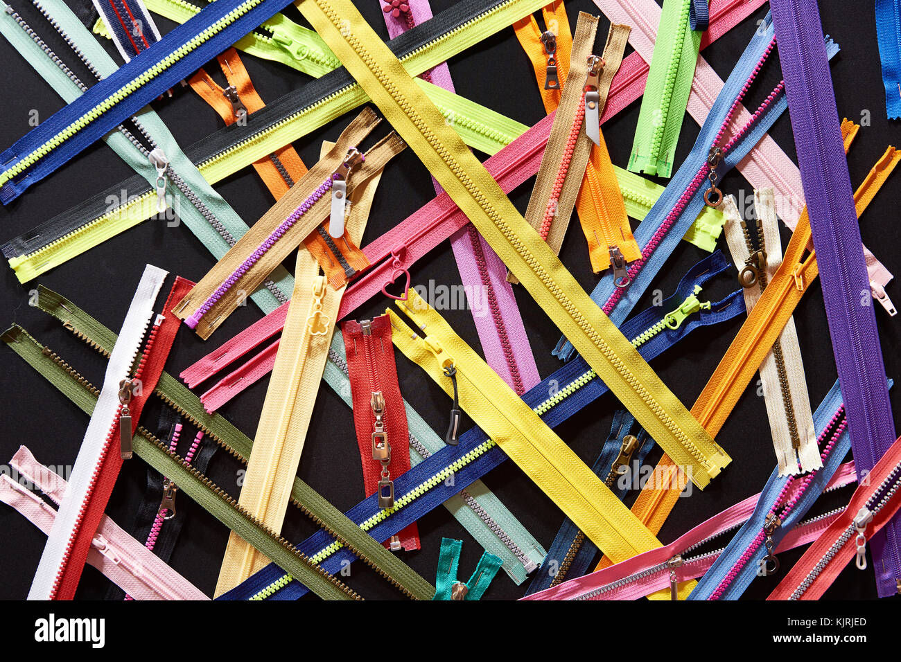 Reißverschlüsse für Kleidung auf einem schwarzen Hintergrund Stockfoto