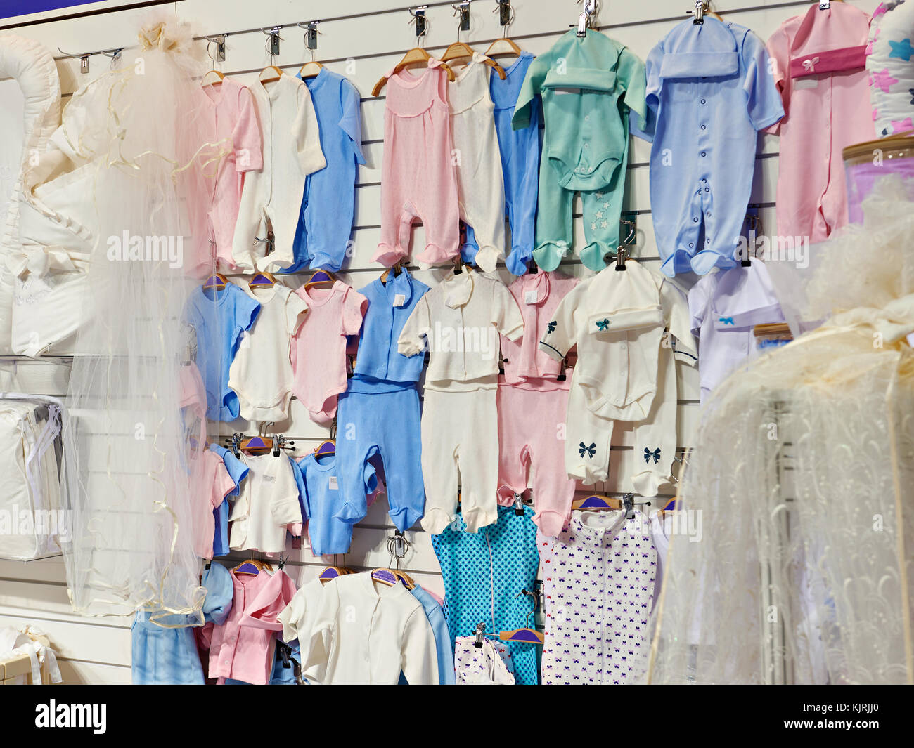 Strampler und Bodys für Neugeborene im Store. Stockfoto
