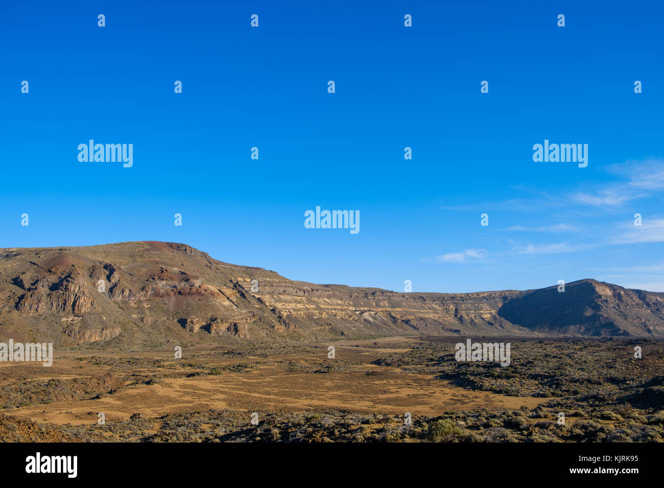 Desert Valley in der Bergwelt, klare blaue Himmel Hintergrund - Stockfoto