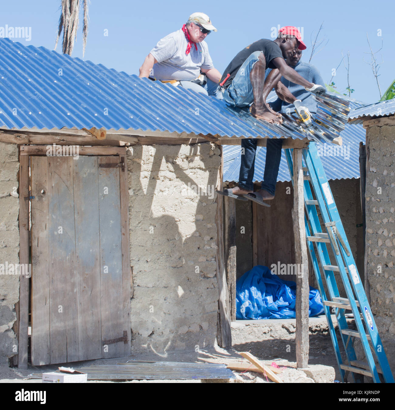 Männer arbeiten auf Dorf von bonbon Haiti Wohnungen nach dem Hurrikan Matthäus im Oktober 2016 zerstört. Stockfoto