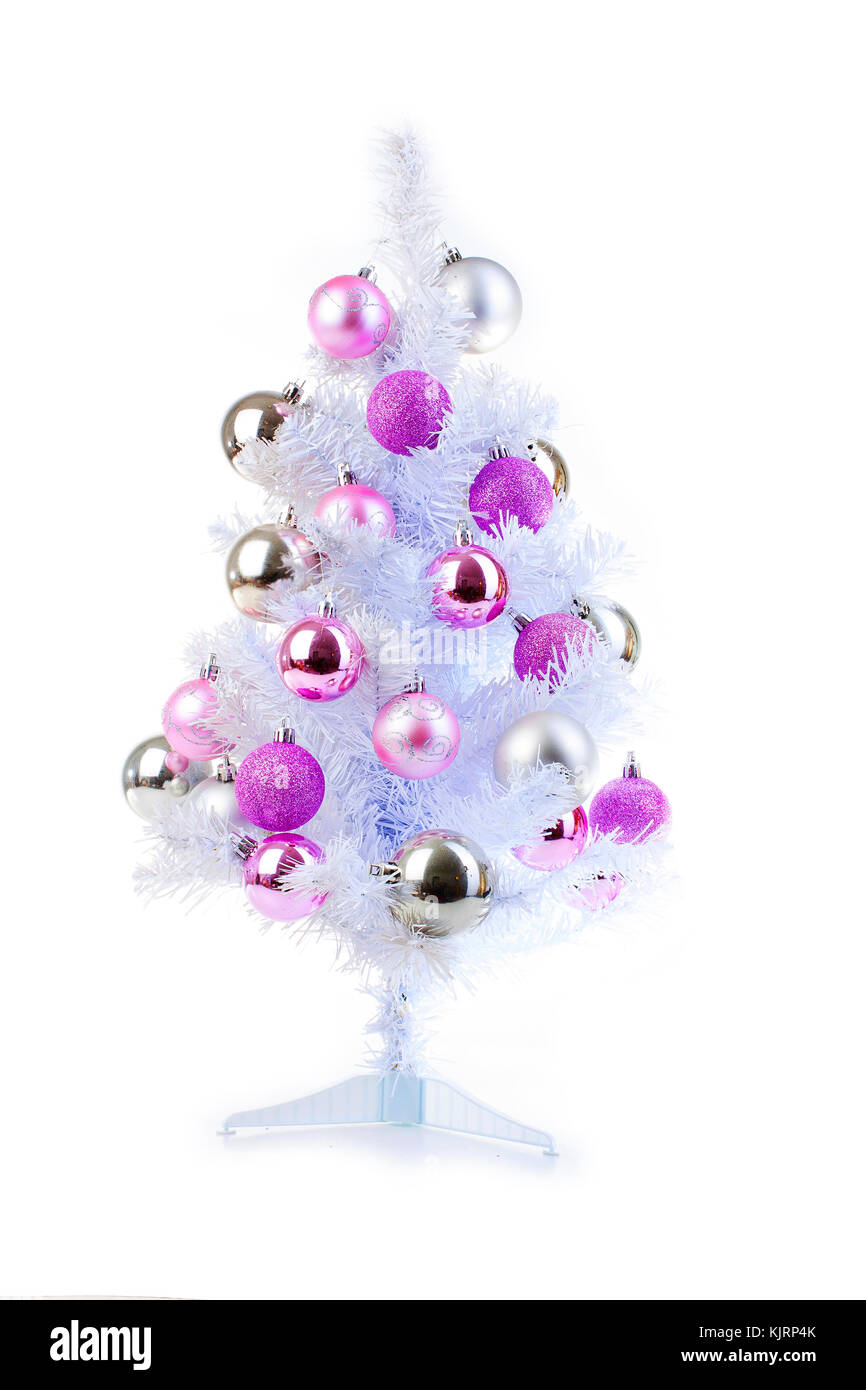 White christmas tree mit Silber und rosa Kugeln Ornamente. Rosa und Silber christmas ball Ornament auf Weiß faux artifial Weihnachtsbaum. Isola Stockfoto