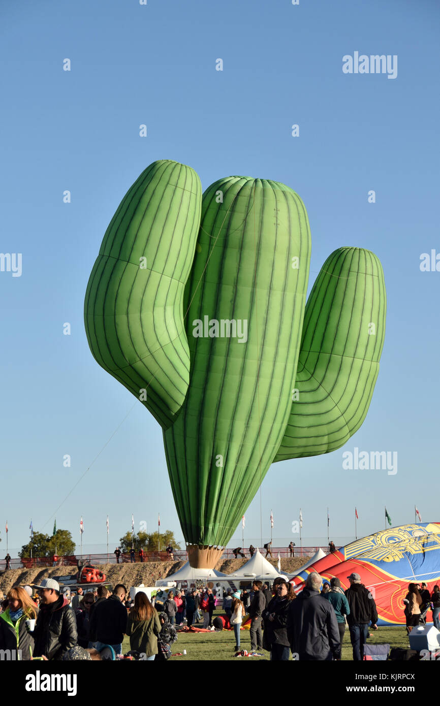 Albuquerque - 7. Oktober: Cactus geformte Ballonfahrt dauert während der International Balloon Fiesta in Albuquerque nm am 7. Oktober 2016 Stockfoto