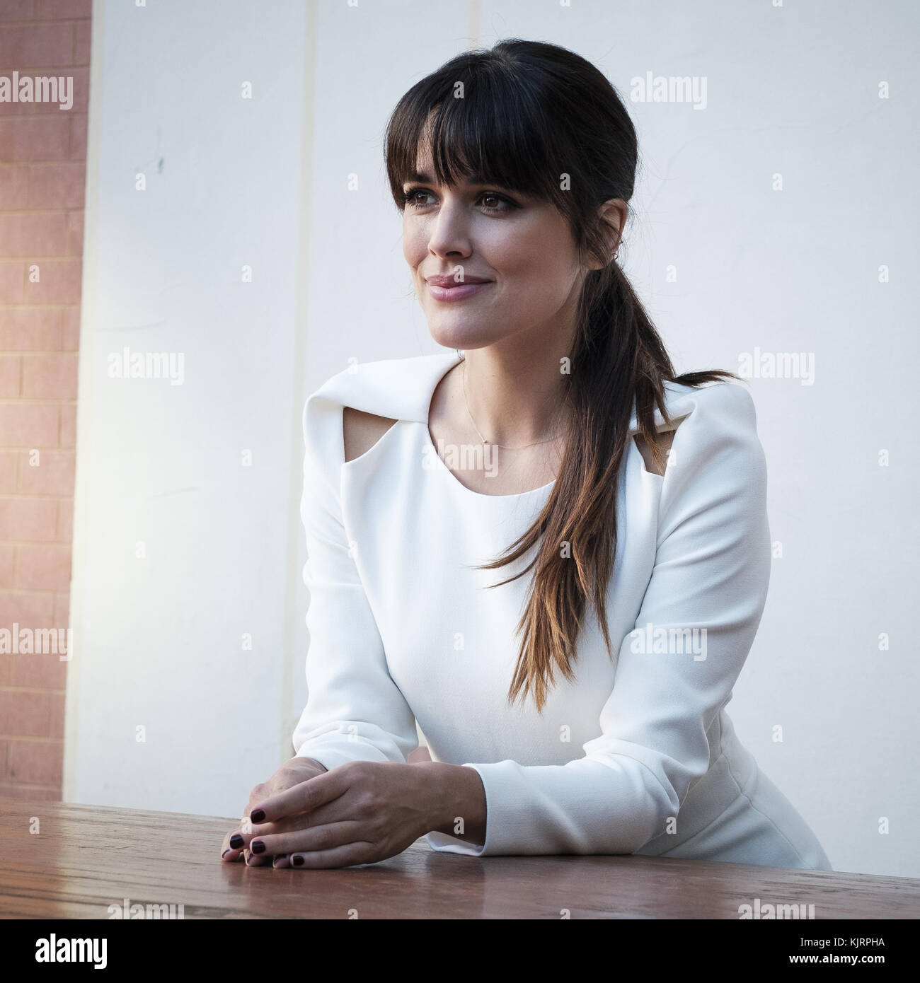 Schauspielerin adriana Ugarte besucht einen Fotoshooting für 