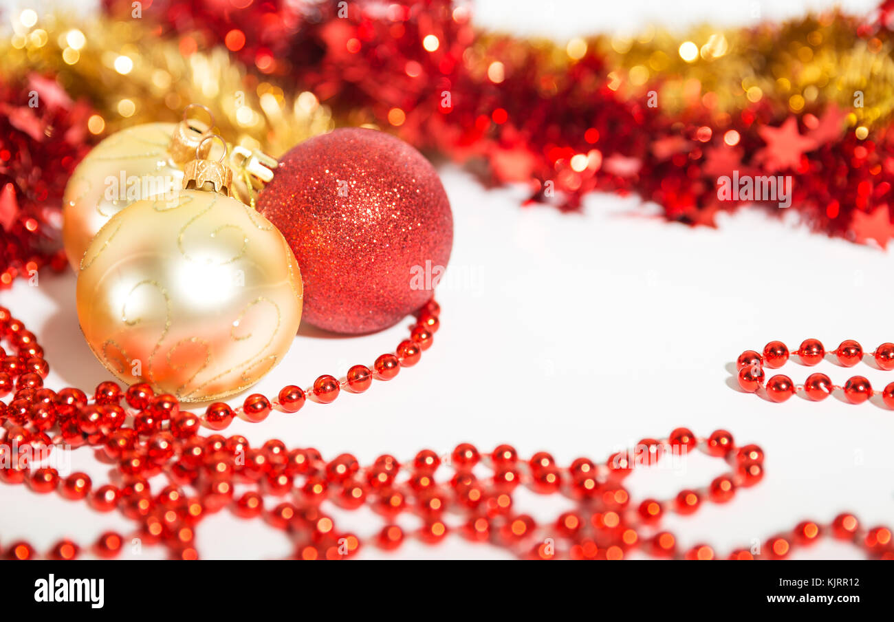 Weihnachtsschmuck aus roten und goldenen Farbe auf weißem Hintergrund - Kugeln, Perlen und Flitter Stockfoto