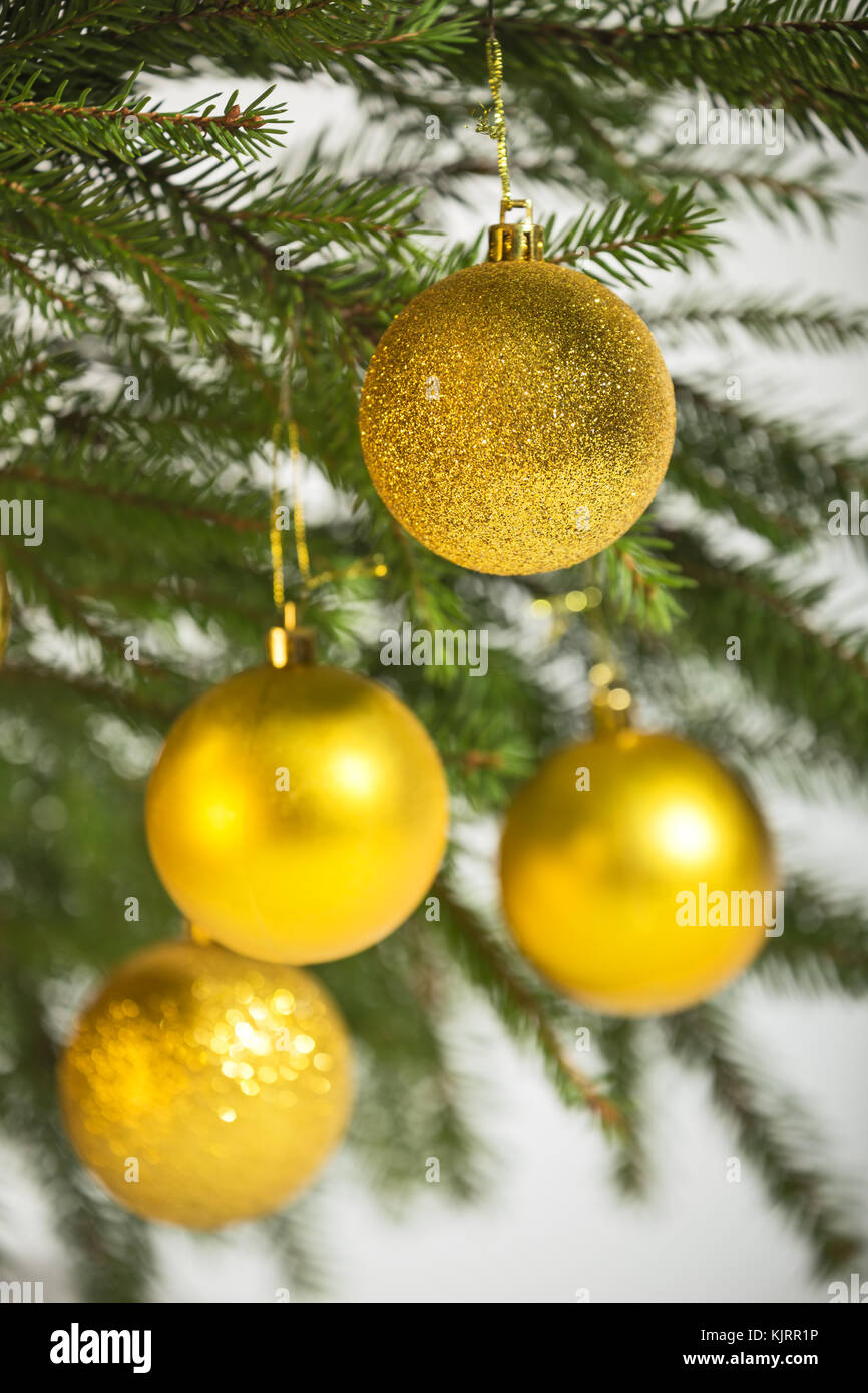 Weihnachtsschmuck, goldenen Kugeln am Weihnachtsbaum Stockfoto