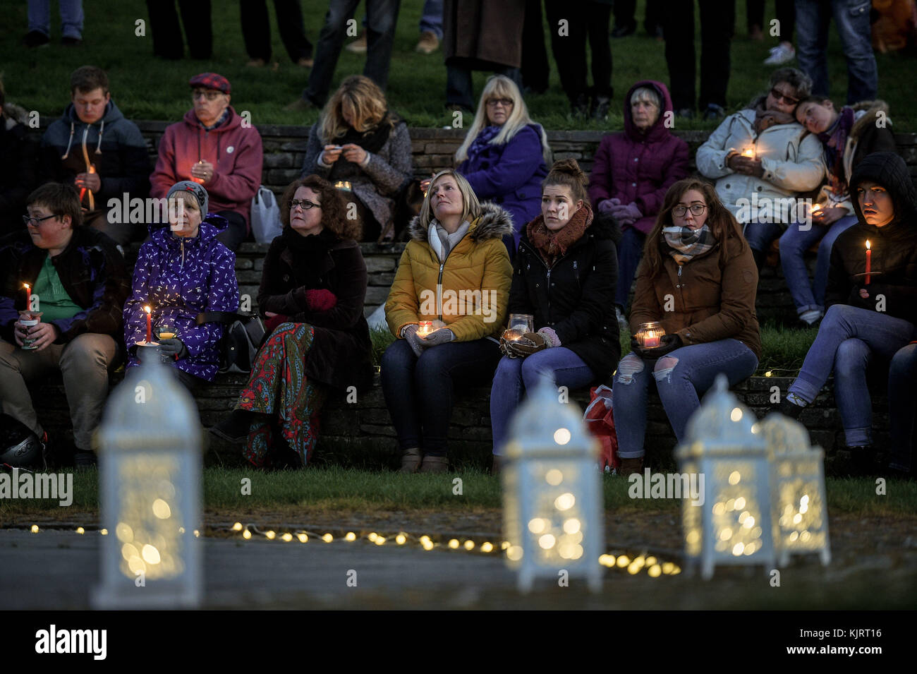 In den Prince Albert Gardens in Swanage, Dorset, nehmen Menschen an einer Kerzenlichtmahnwache Teil, um dem 19-jährigen Gaia Pope, dessen Leichnam am 18. November in der Nähe gefunden wurde, ihre Ehre zu erweisen. Stockfoto