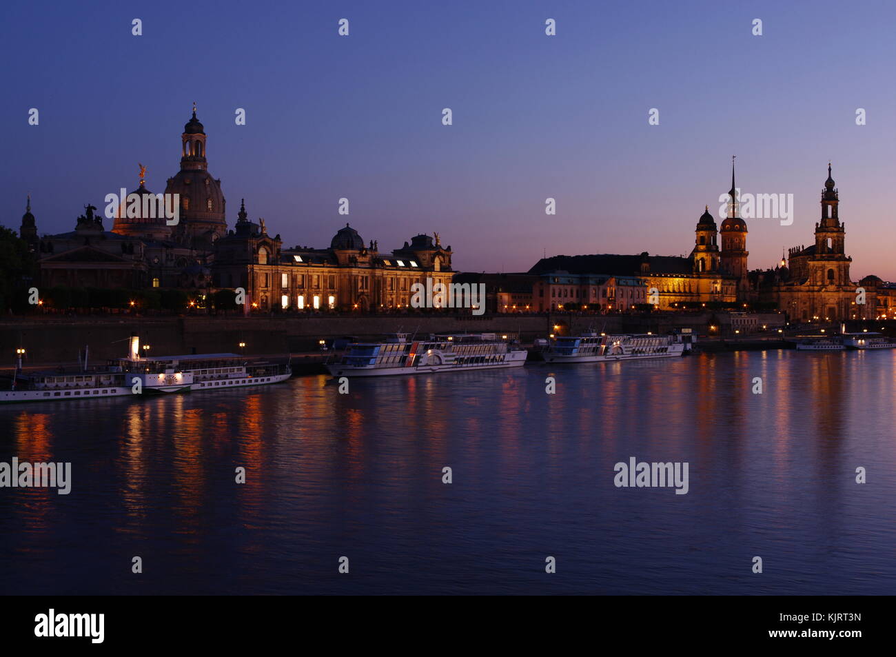 Dresdner Abendnacht mit blauem Himmel und Elbe Stockfoto