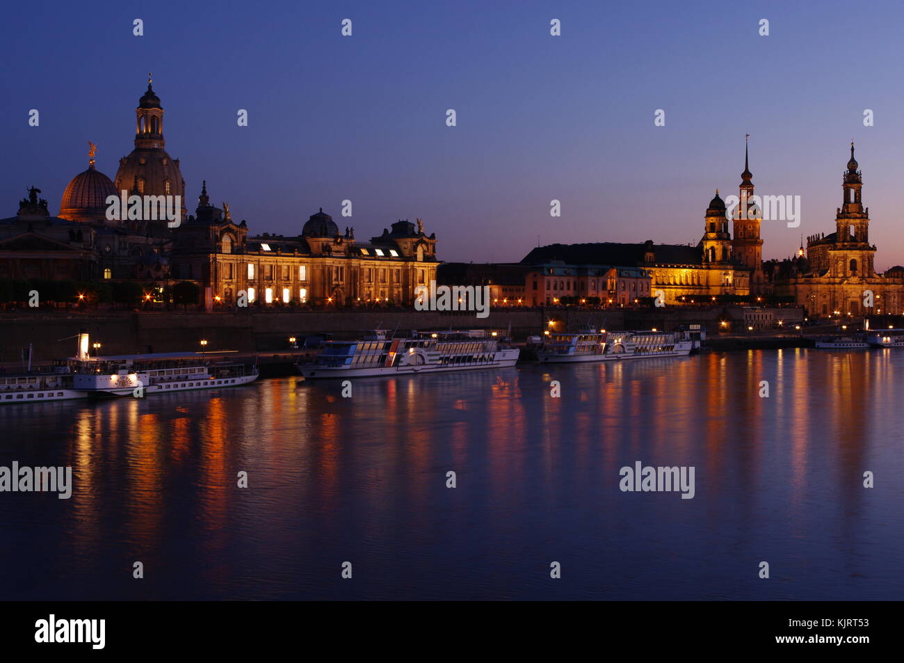 Dresdner Abendnacht mit blauem Himmel und Elbe Stockfoto