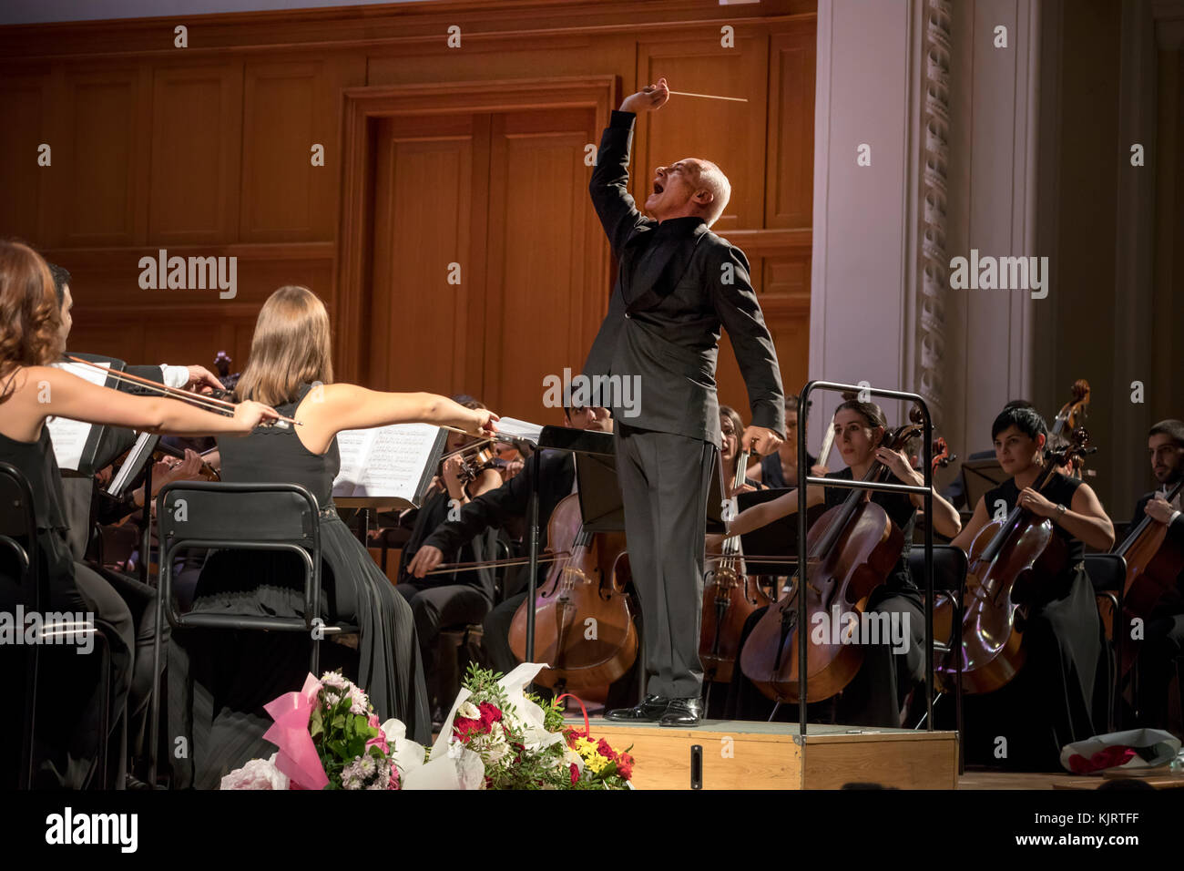 Vladimir Spivakov dirigiert das landesjugendorchester Armeniens in der Großen Halle des Moskauer Konservatoriums, Russland Stockfoto