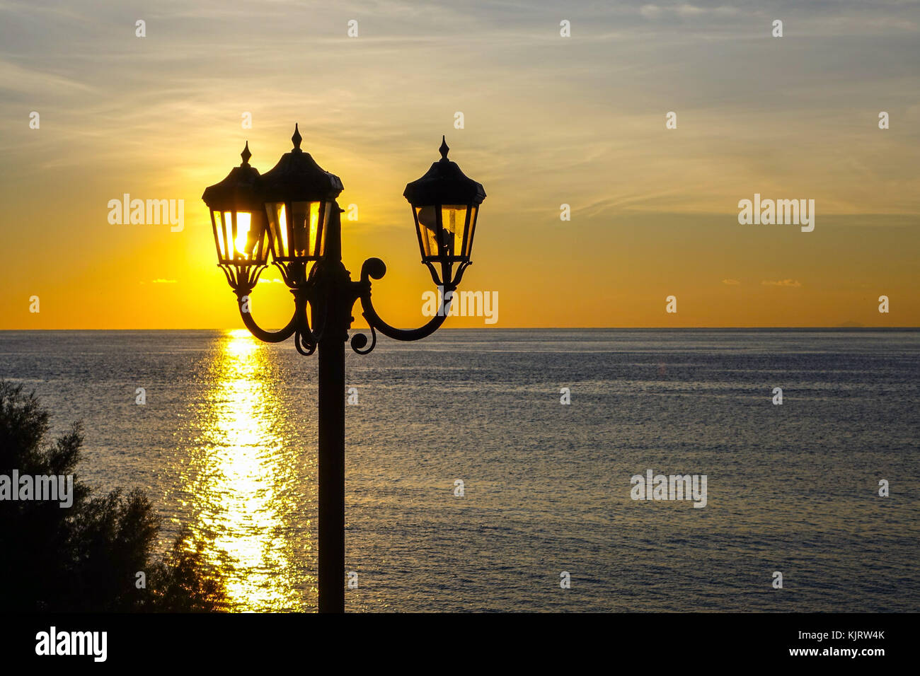 Leuchter mit drei Leds gegen die untergehende Sonne silhouetted, Kalymnos, Griechenland Stockfoto