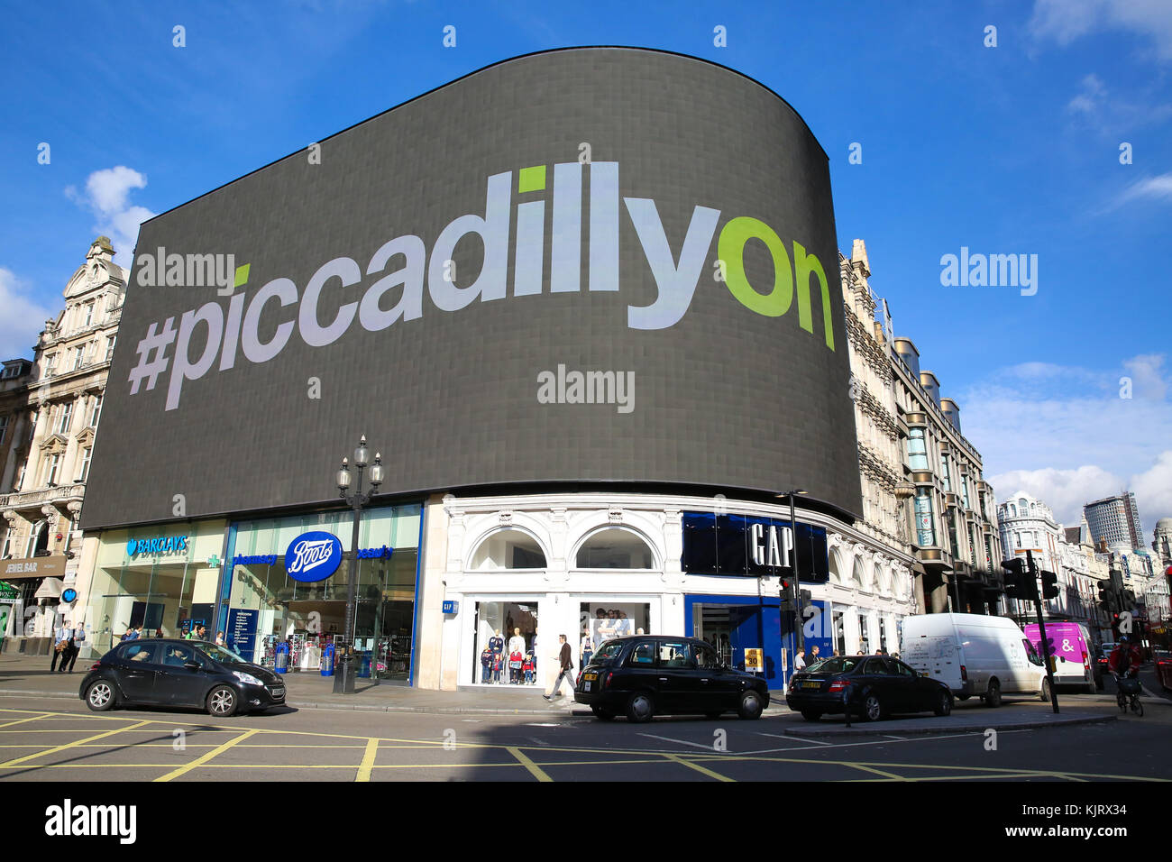 Der neue 790 Quadratmeter große Digitalbildschirm im Piccadilly Circus wird am Donnerstag, den 26. Oktober 2017, nach neun Monaten Upgrade voll funktionsfähig sein. Die Bildschirme sind größer als drei Tennisplätze und enthalten fast 11 Millionen Pixel bei einer Auflösung von mehr als 4 K. Das Display ist das größte seiner Art in Europa. Mit: Atmosphäre Wo: London, Großbritannien Wann: 25 Okt 2017 Guthaben: WENN.com Stockfoto