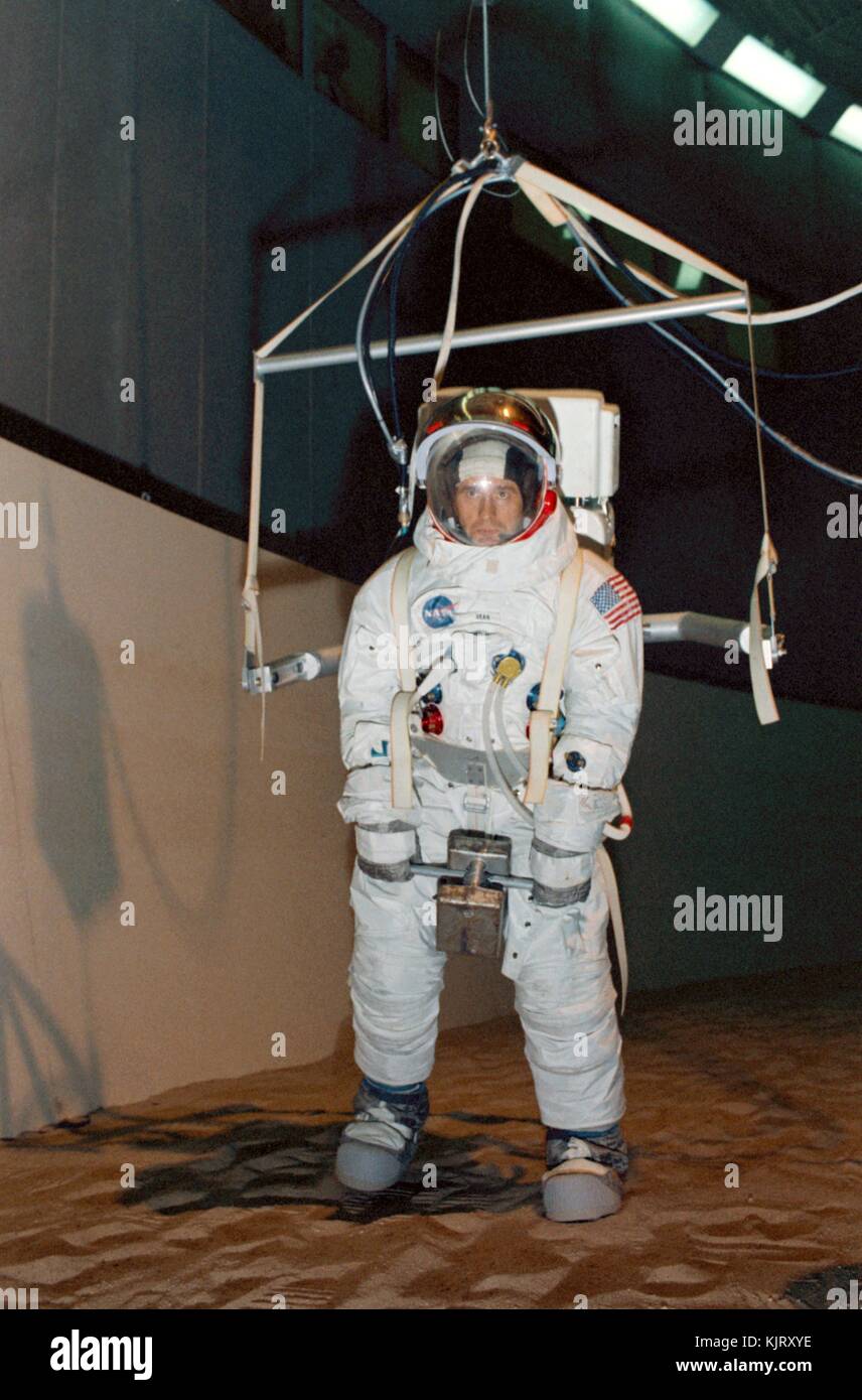Nasa Apollo 12 Mondlandung mission prime Besatzungsmitglied amerikanische Astronaut Alan Bean erfährt Mondoberfläche Simulation Training auf der Schwerkraft Simulator im Kennedy Space Center bemannte Raumfahrzeuge center Gebäude 29. Oktober 24, 1969 in Merritt Island, Florida. (Foto: Nasa Foto über planetpix) Stockfoto