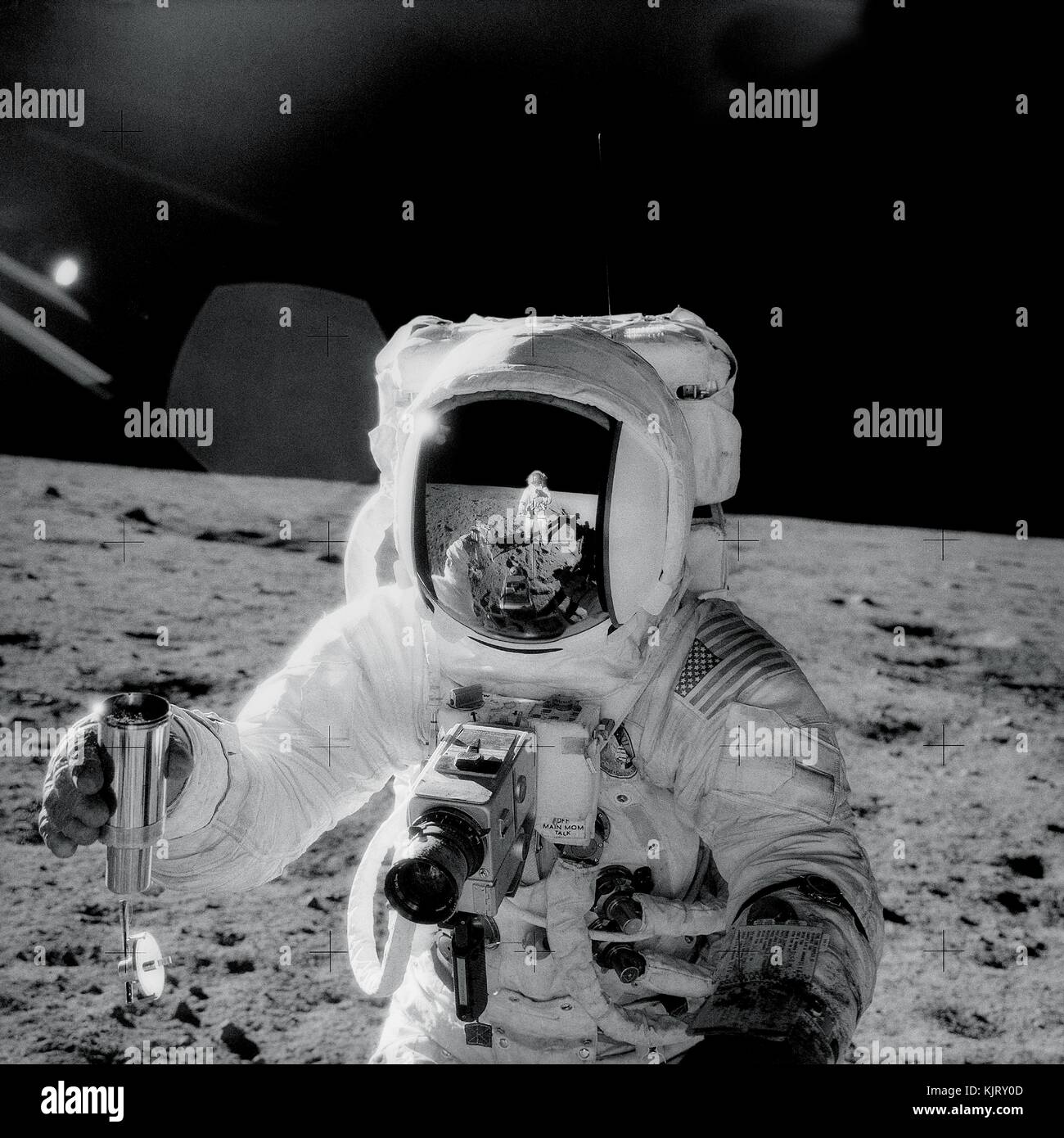 Nasa Apollo 12 Mondlandung mission Prime crew Astronaut Alan Bean hält einen Container mit Mond Erde während seiner zweiten Extra Vehicular Activity spacewalk auf der Mondoberfläche November 20, 1969 in der Erdumlaufbahn. (Foto von Charles Conrad jr. über planetpix) Stockfoto