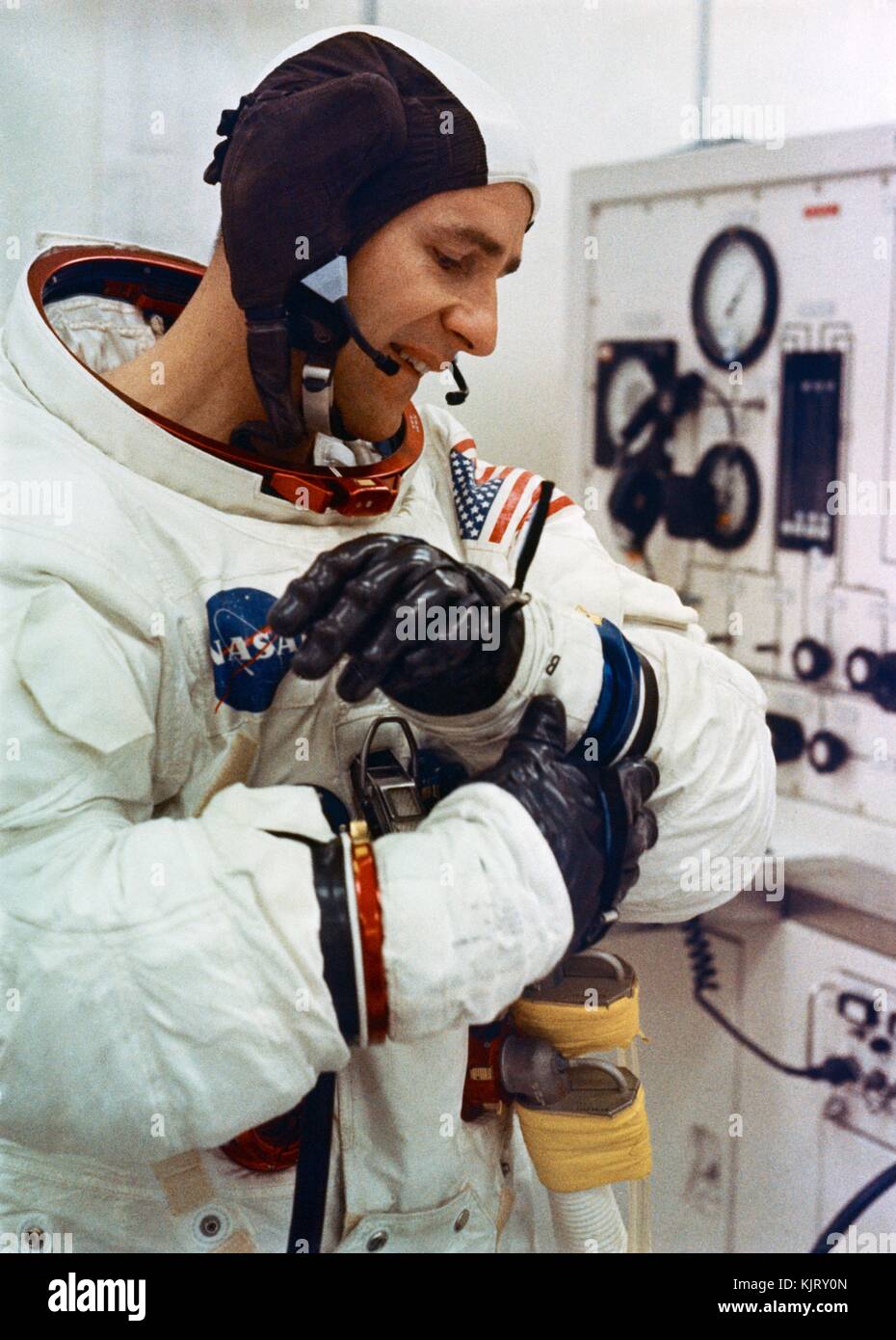 Nasa Apollo 12 Mondlandung mission prime Besatzungsmitglied amerikanische Astronaut Alan Bean passt in einen Raumanzug vor dem Start im Kennedy Space Center bemannte Raumfahrzeuge Operationen Gebäude 14. November 1969 in Merritt Island, Florida. (Foto: Nasa Foto über planetpix) Stockfoto