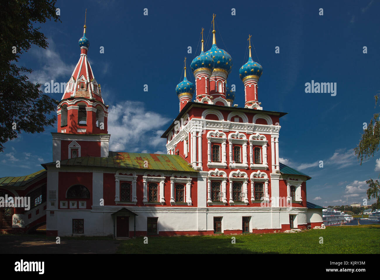 Kirche des Heiligen Demetrios auf dem Blut am Ufer der Wolga (Uglich, Russland) Stockfoto