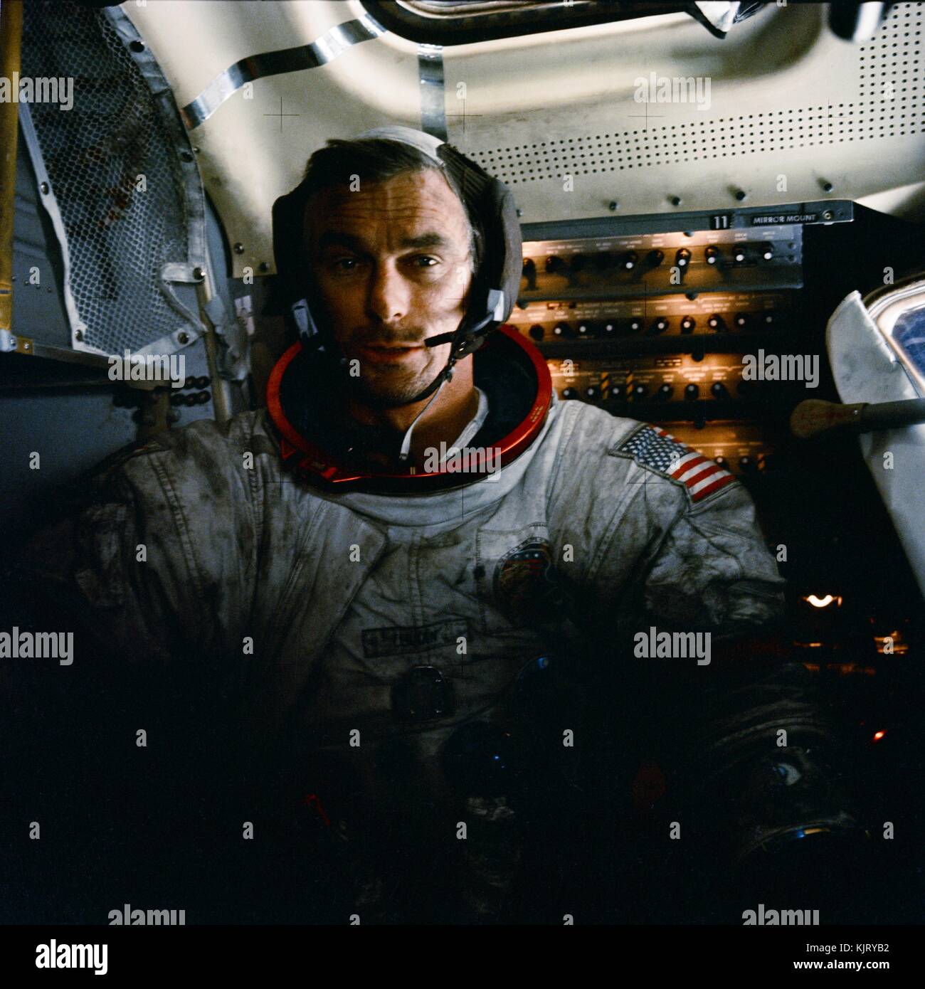 Nasa Apollo 17 Mondlandung mission Prime crew Astronaut gene Cernan kehrt in die mondlandefähre nach seinem zweiten Extra Vehicular Activity spacewalk auf der Mondoberfläche Dezember 12, 1972 in der Erdumlaufbahn. (Foto von Harrison h.schmitt über planetpix) Stockfoto