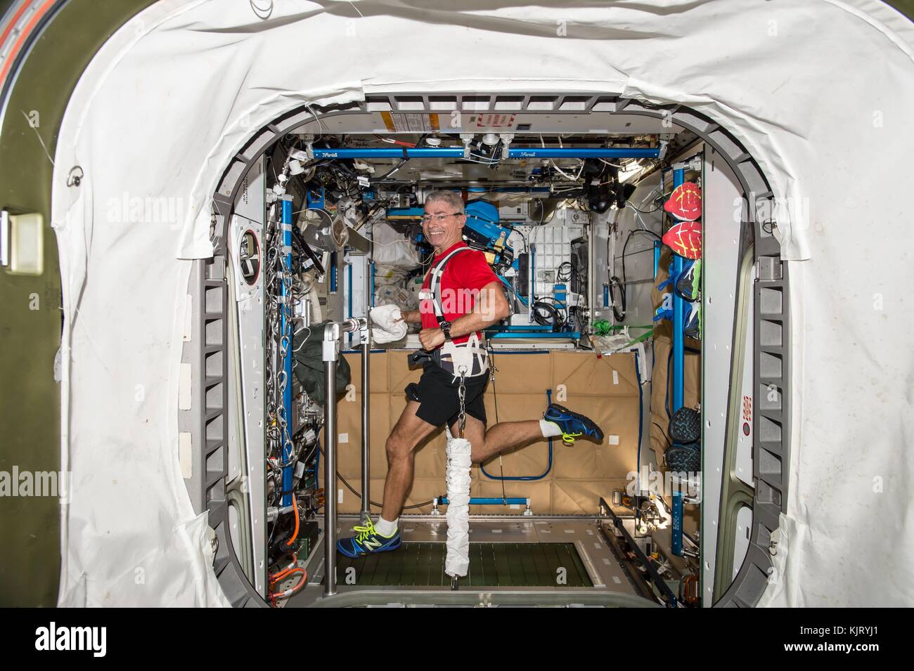 Nasa-Expedition 53 prime Besatzungsmitglied amerikanische Astronaut mark Vande hei Übungen auf dem Laufband Colbert an Bord der Internationalen Raumstation ruhe Modul September 23, 2017 in der Erdumlaufbahn. (Foto: Nasa Foto über planetpix) Stockfoto