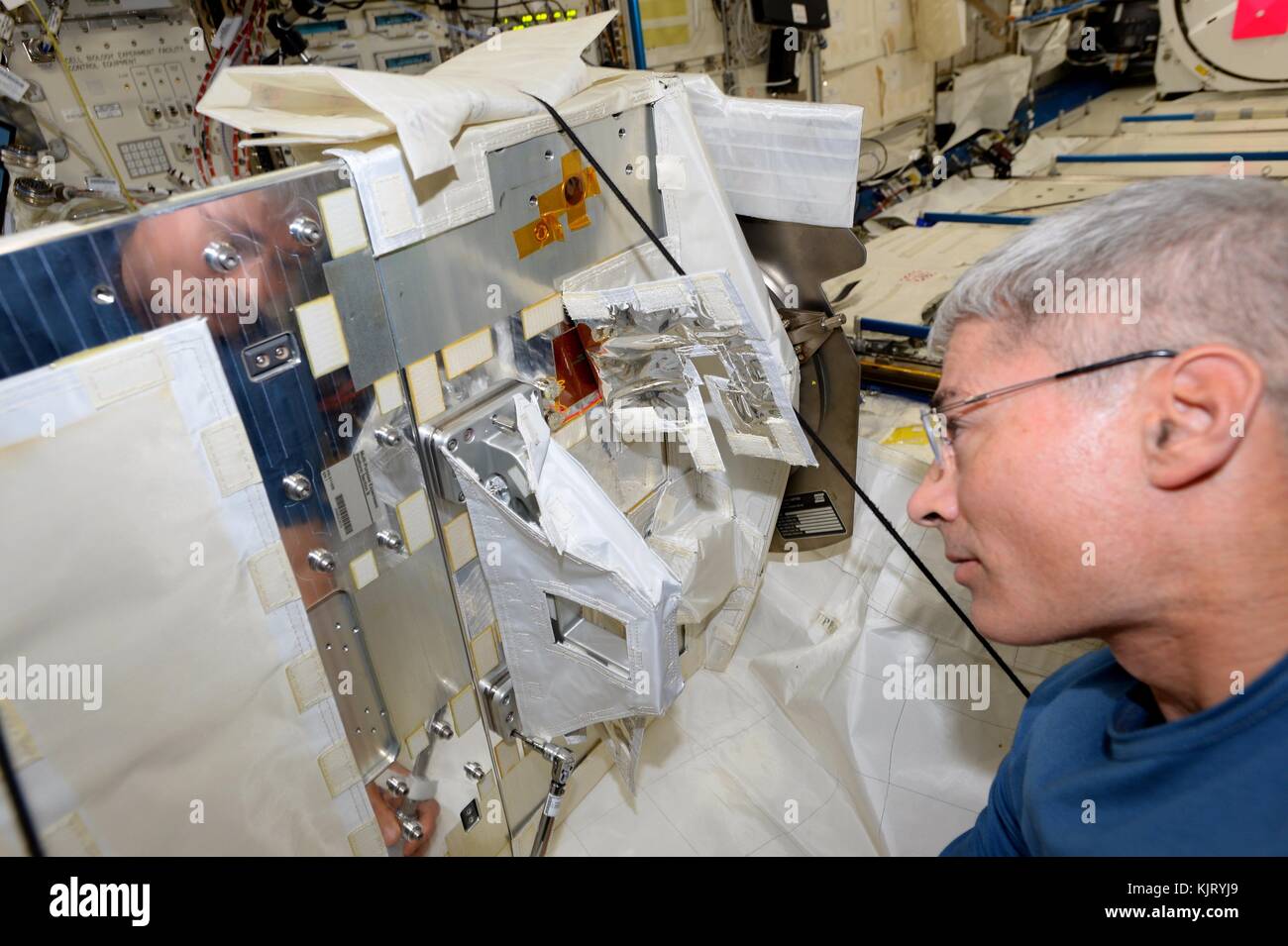 Nasa-Expedition 53 prime Besatzungsmitglied amerikanische Astronaut mark Vande hei arbeitet auf ein Experiment an Bord der Internationalen Raumstation am 26. Oktober 2017 in der Erdumlaufbahn. (Foto: Nasa Foto über planetpix) Stockfoto