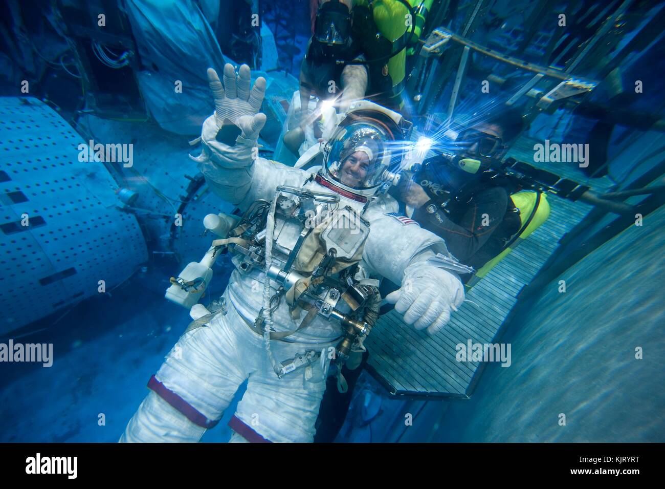 Nasa Space Shuttle Atlantis International Space Station sts-135 Mission prime Besatzungsmitglied amerikanische Astronaut Rex Walheim in Unterwasser spacewalk Training am Johnson Space Center Neutral Buoyancy Laboratory Oktober 27 teilnimmt, 2010 in Houston, Texas. (Foto von Bill Stafford über planetpix) Stockfoto