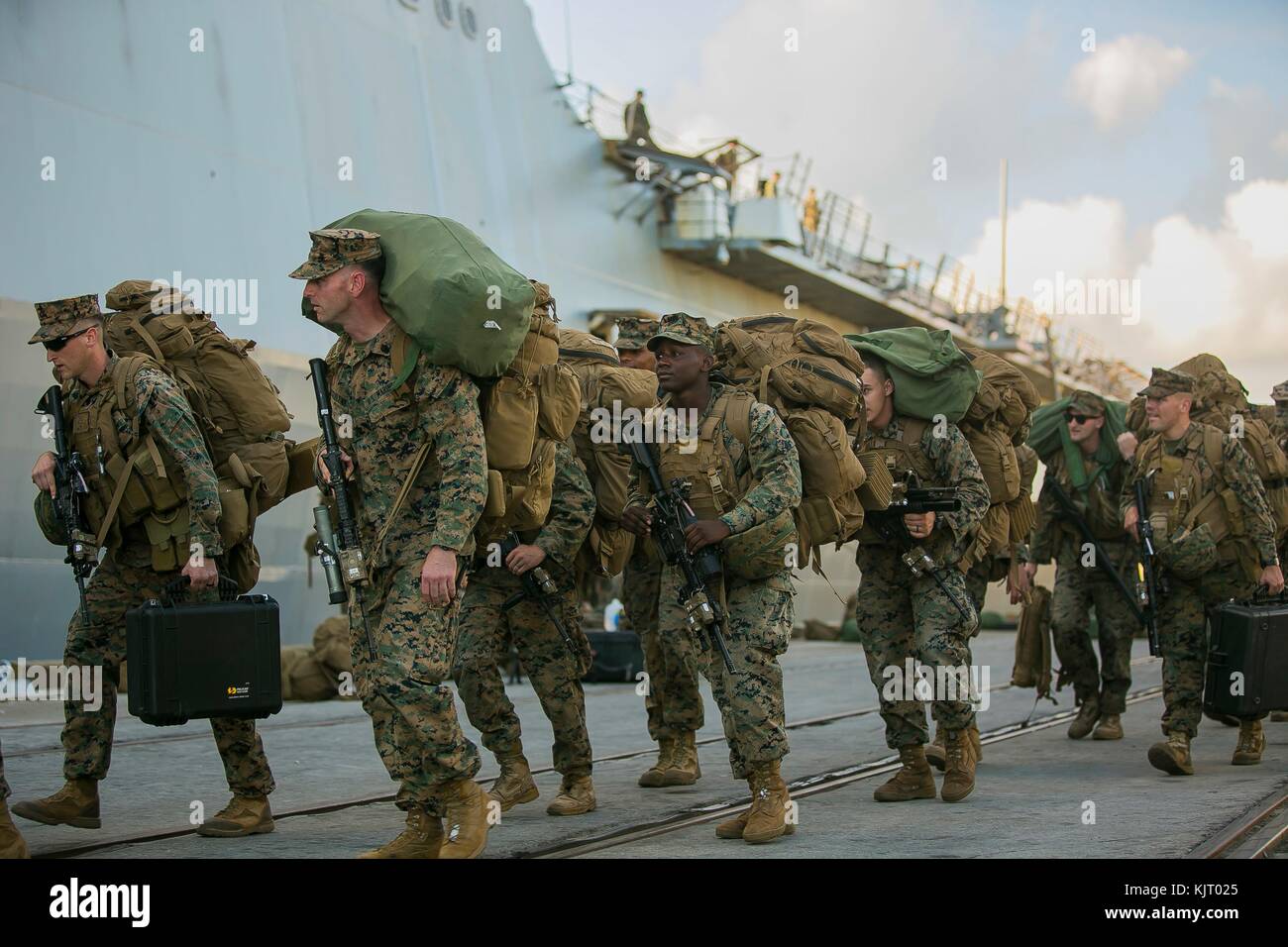 U.s. navy Matrosen und Soldaten des US Marine Corps der US Navy San Antonio-Klasse amphibious Transport dock Schiff uss New York während der Composite Trainingsgerät übung November 5, 2017 in Morehead City, North Carolina. (Foto durch dengrier m. baez über planetpix) Stockfoto
