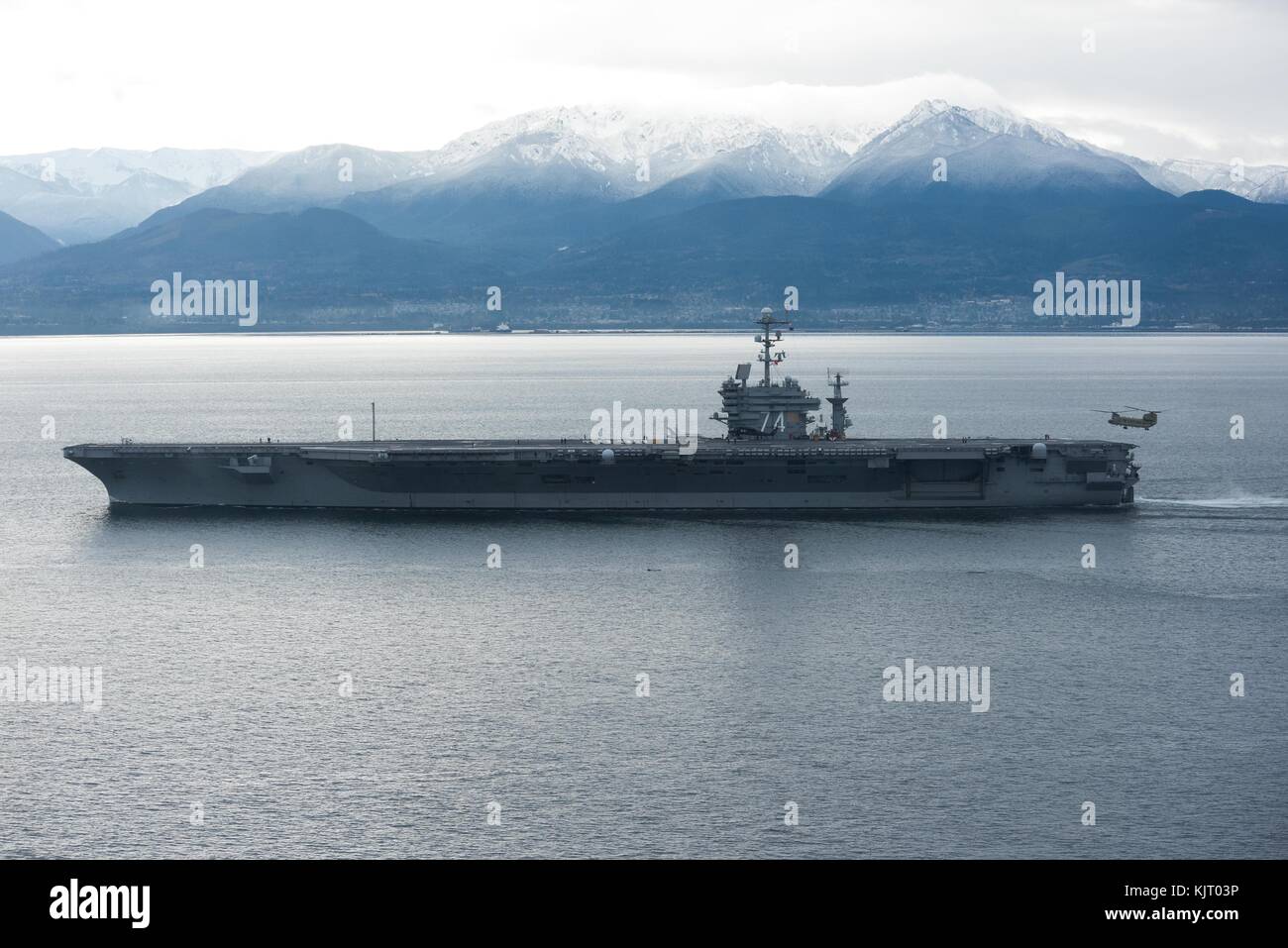 Ein US Air National Guard CH-47 Chinook Hubschrauber landet auf dem Flugdeck an Bord der US Navy Flugzeugträger der Nimitz-Klasse uss John c stennis November 16, 2017 in der Straße von Juan de Fuca. (Foto von Joseph l. Miller über planetpix) Stockfoto