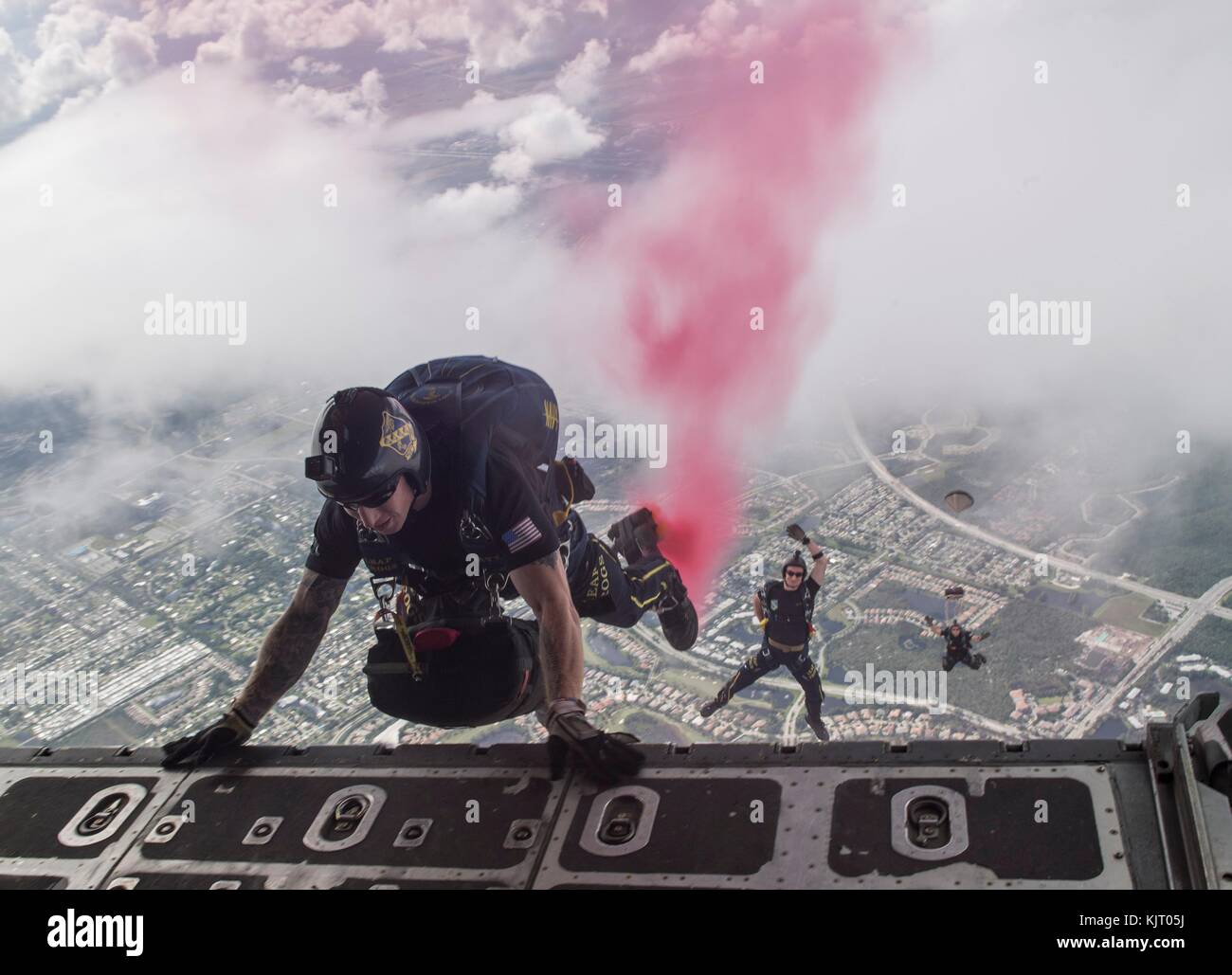 Die Soldaten der US Navy Leap Frogs springen während einer Fallschirmdemonstration für die Stuart Air Show auf dem Martin County Airport Witham Field am 5. November 2017 in Stuart, Florida von einem C-130 Hercules Transportflugzeug der U.S. Air Force ab. (Foto von Kelsey L. Adams via Planetpix) Stockfoto