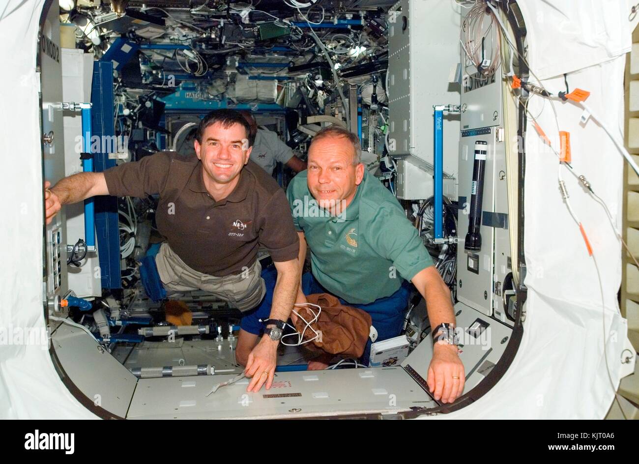 Der amerikanische Astronaut Rex Walheim (links) und der deutsche Astronaut Hans Schlegel von der Europäischen Weltraumorganisation gehen an Bord der Internationalen Raumstation, nachdem er am 9. Februar 2008 das Space Shuttle Atlantis in die Erdumlaufbahn angedockt hatte 122. (Foto: NASA, Foto über Planetpix) Stockfoto