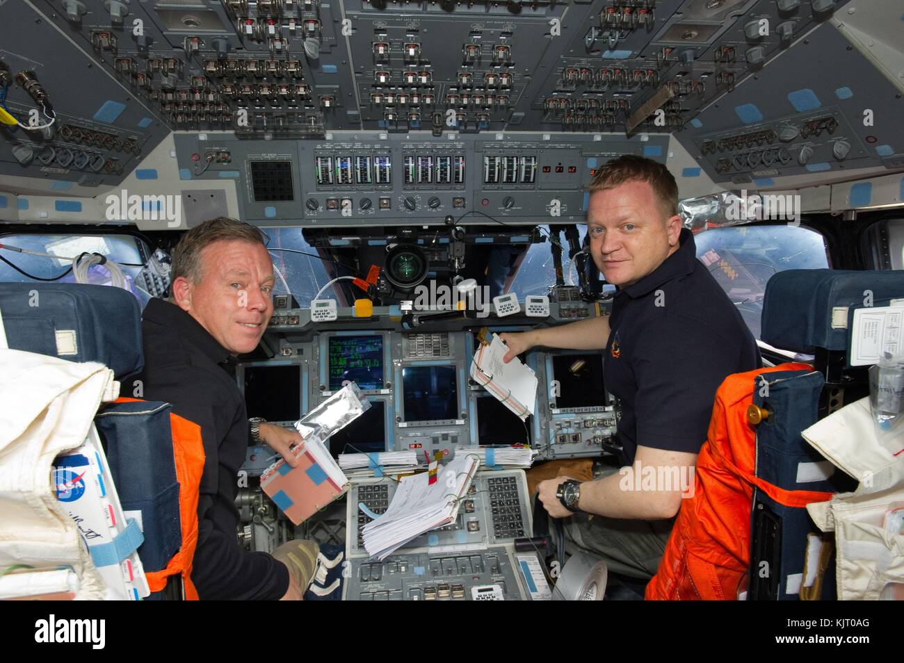 Die NASA-Mission STS-133 Prime crew Astronauten lindsey Steve (links) und Eric boe Arbeit im Cockpit des Space Shuttle Discovery März 7, 2011 in der Erdumlaufbahn. (Foto: Nasa Foto über planetpix) Stockfoto