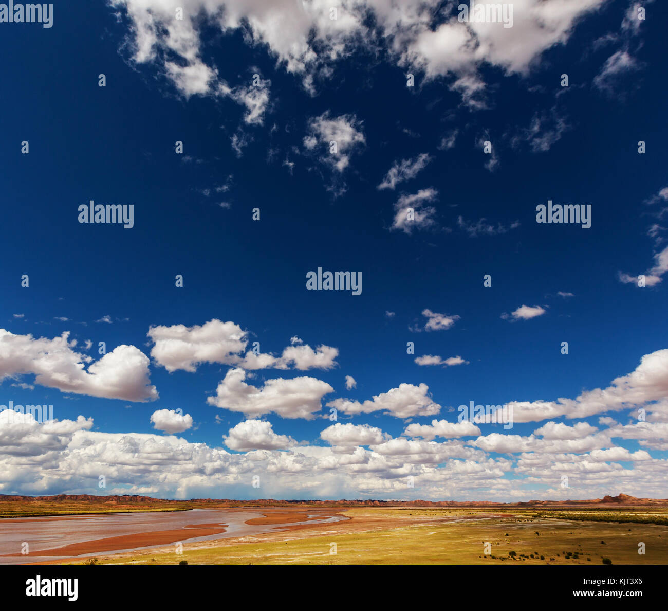Landschaften in Bolivien, Altiplano, Wüste und grüne Landschaften, Sand und Wasser, Himmel und Erde. schöne Aussicht auf Südamerika Stockfoto