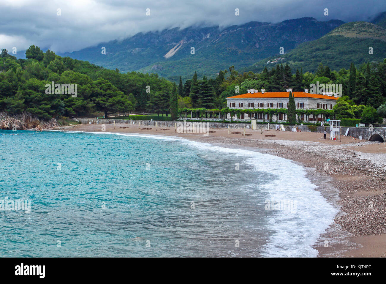 Malerische Sommeransicht der Adriaküste in Budva Riviera. Milocer Strand (Milocer plaza) im Vordergrund. Sveti Stefan, Montenegro Stockfoto