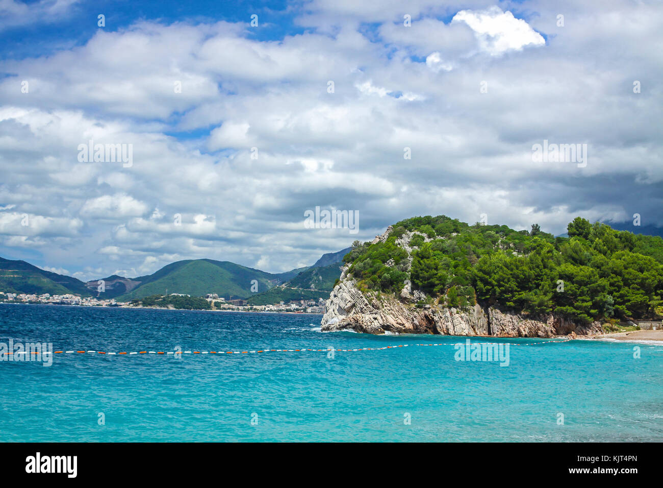 Malerische Sommeransicht der Adriaküste in Budva Riviera. Milocer Beach (Milocer plaza), Sveti Stefan, Montenegro Stockfoto