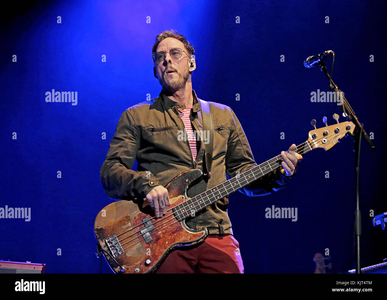 Weezer performing an der Manchester o2 Apollo bietet: Weezer, Scott Shriner wo: Manchester, Großbritannien Wann: 25 Okt 2017 Credit: Sakura/wenn.com Stockfoto