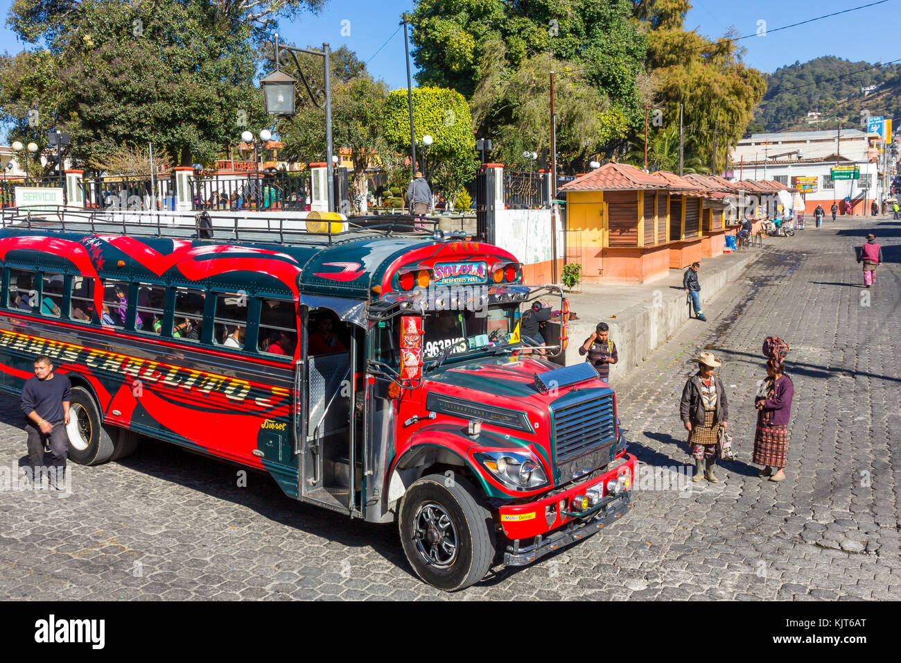 Huhnenbus am Hauptplatz Sololá/Guatemala Stockfoto