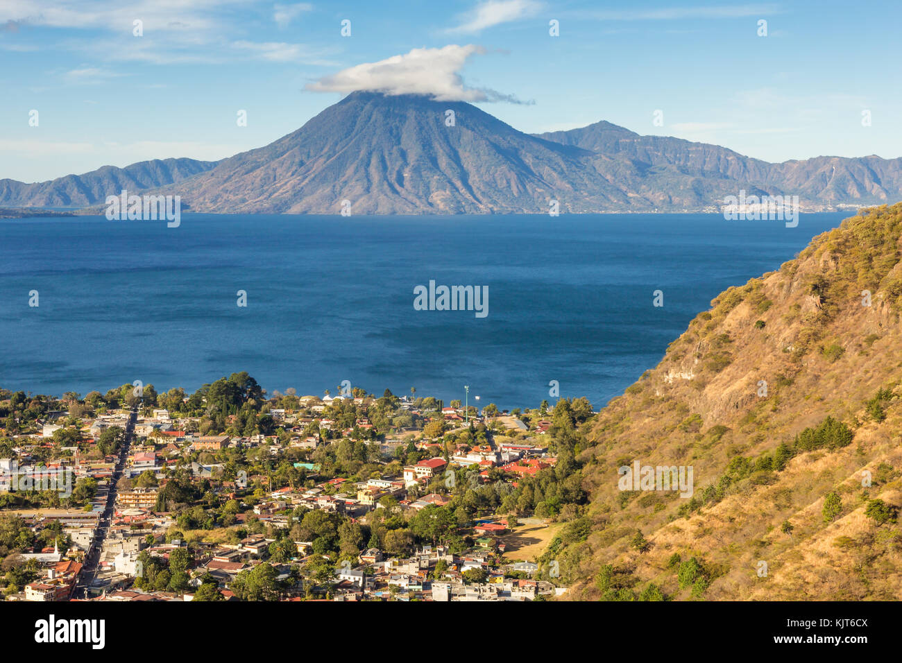 Blick von einem Aussichtspunkt über Panajachel, den See Atitlán und den Vulkan Atitlán, Panajachel und Guatemala Stockfoto