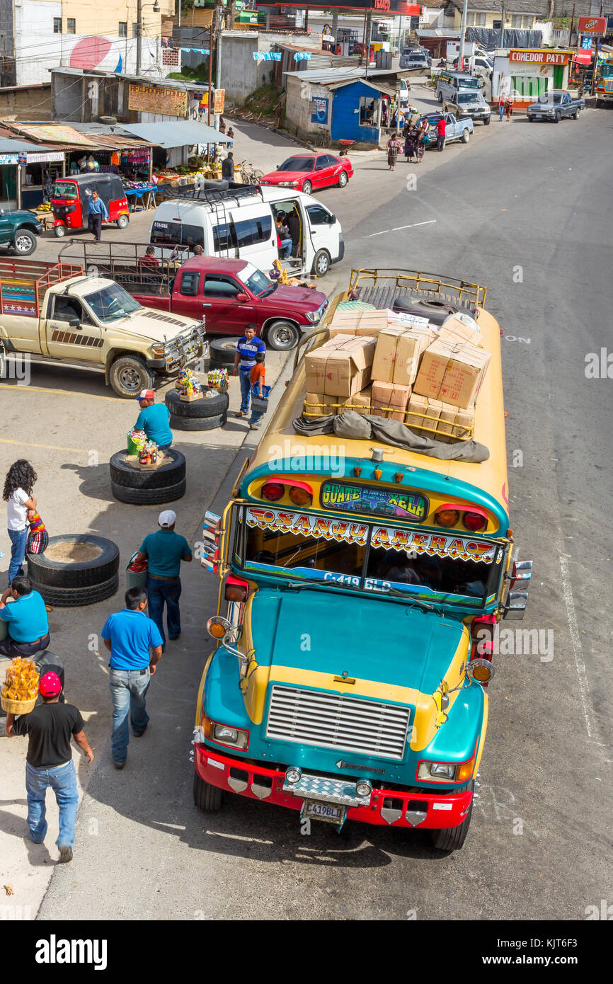 Huhnenbus hält an der Kreuzung Los Encuentros/Guatemala Stockfoto