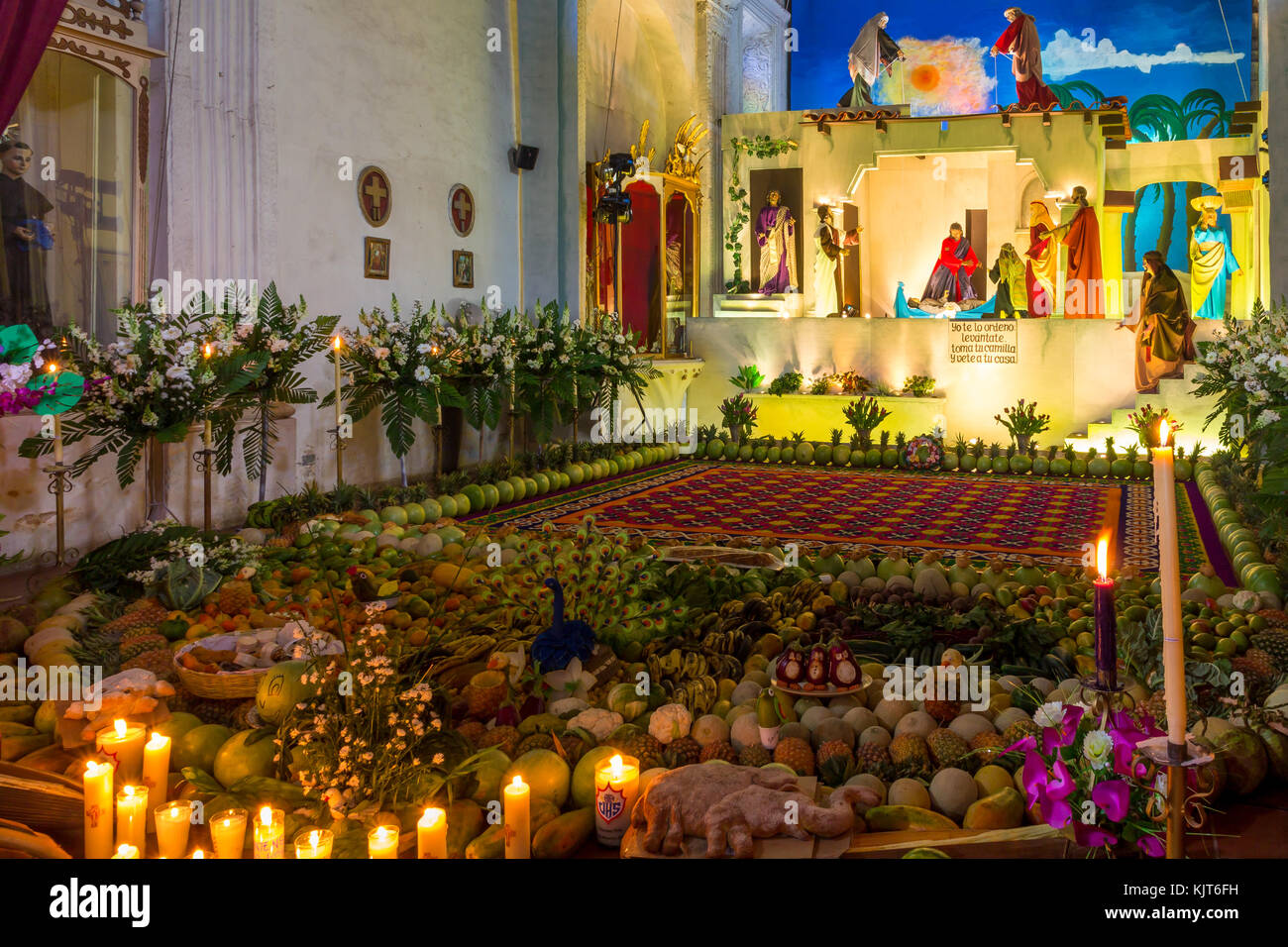 Vigil während der Karwoche in der Kirche Santa Ana in Antigua Guatemala Stockfoto