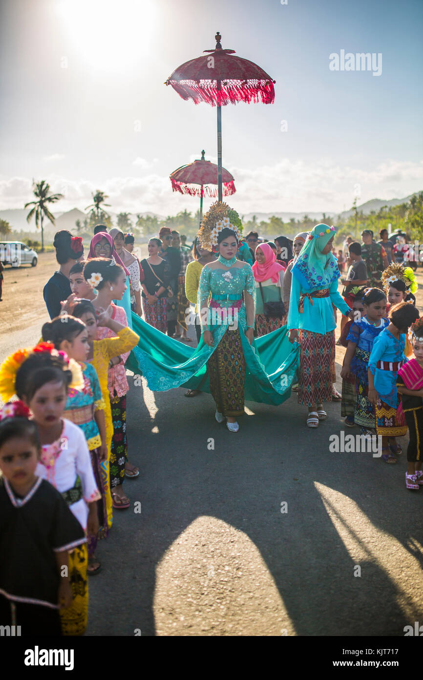 LOMBOK, Indonesien - 22. AUGUST 2017: die Menschen feiern traditionellen Lombok Hochzeit. Stockfoto
