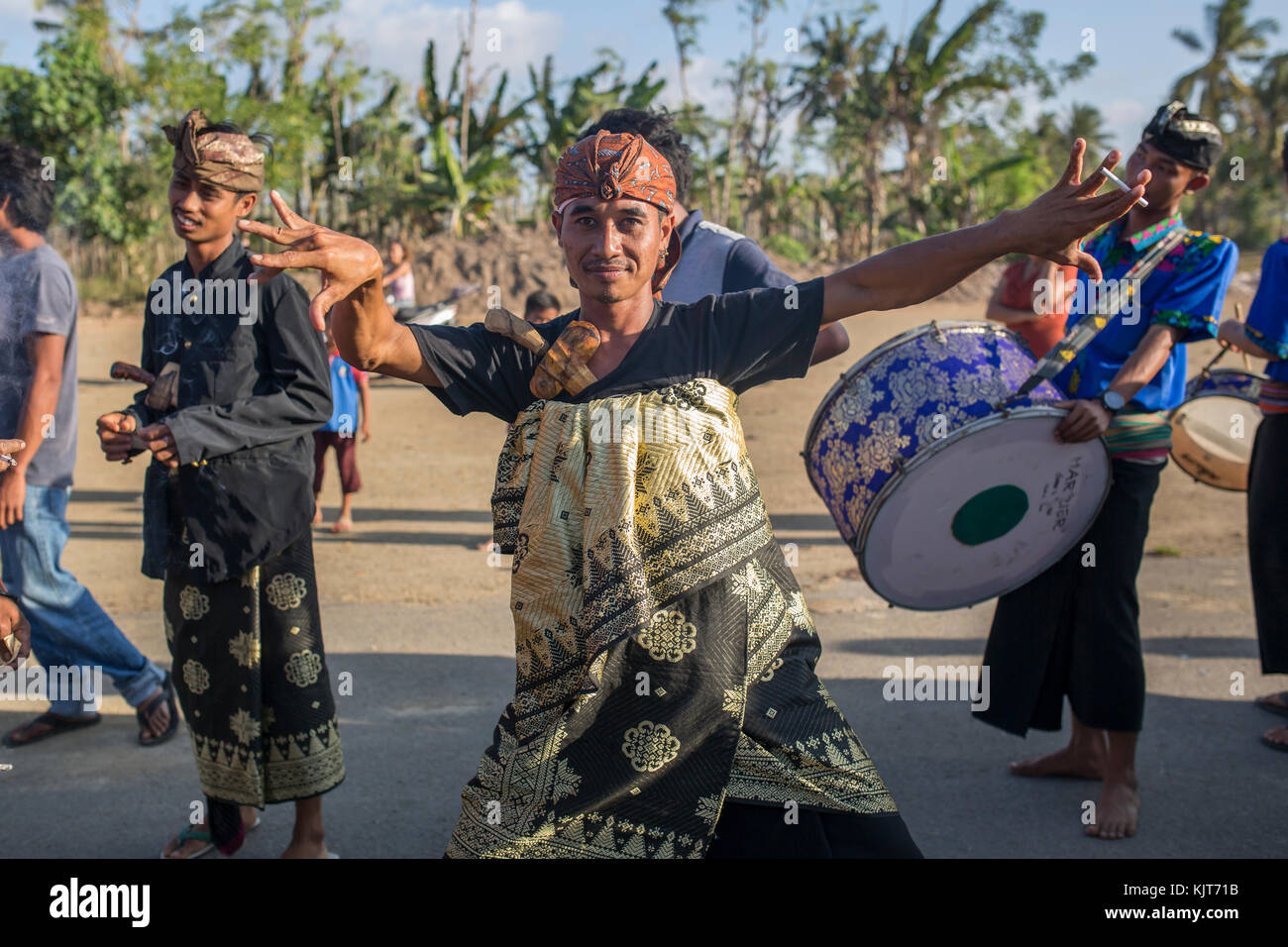 LOMBOK, Indonesien - 22. AUGUST 2017: die Menschen feiern traditionellen Lombok Hochzeit. Stockfoto