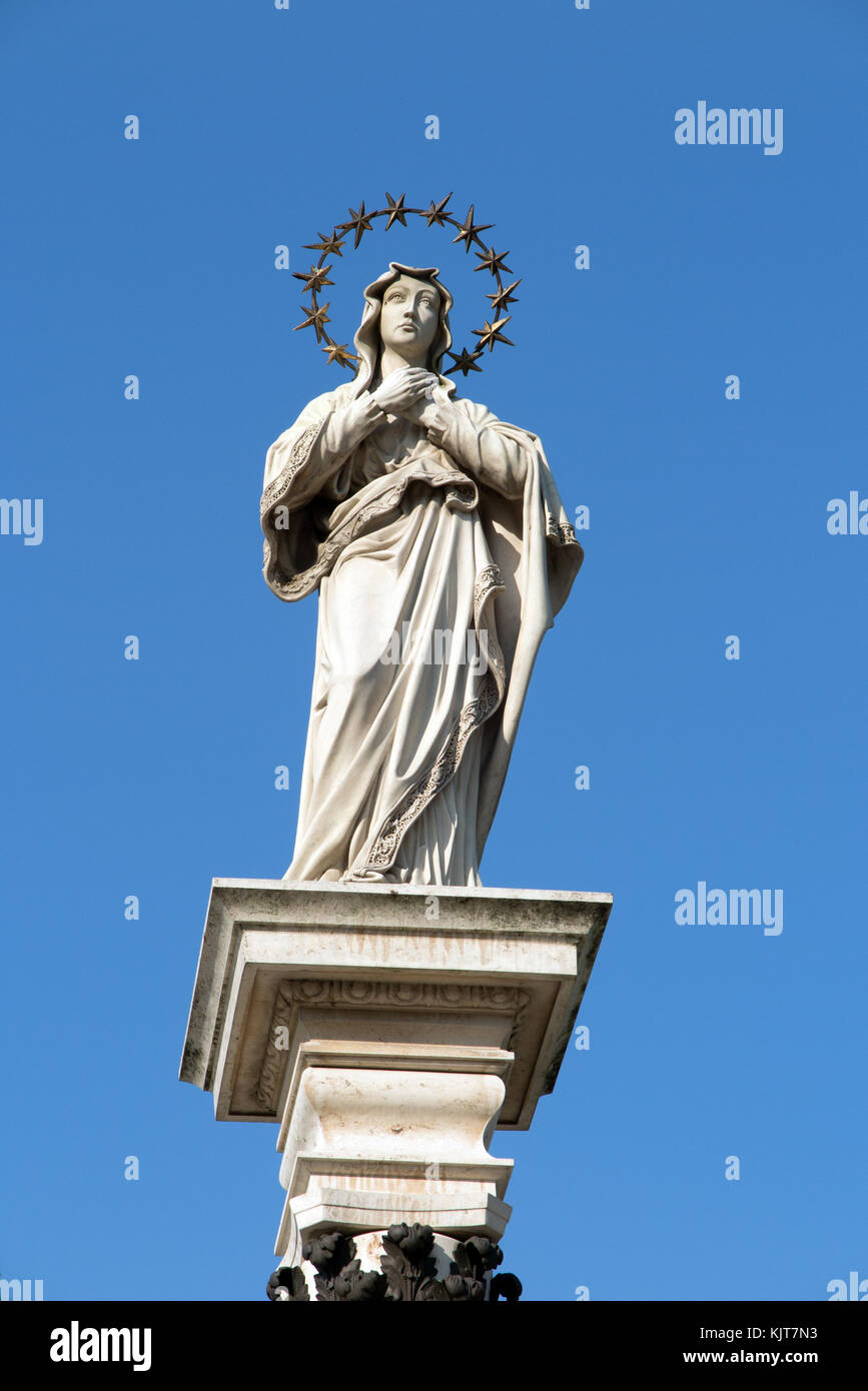 Denkmal zu Ehren der Jungfrau Maria außerhalb des Klosters von Jesna Gora das Heiligtum und Ort der Wallfahrt zu Unserer Lieben Frau von Tschenstochau Polen mit blauem Himmel Stockfoto
