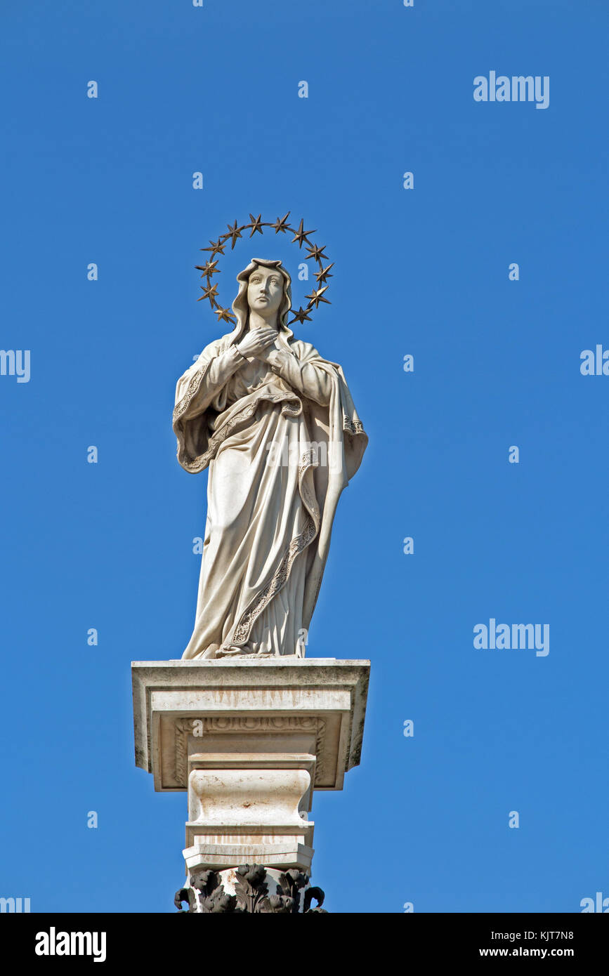 Denkmal zu Ehren der Jungfrau Maria außerhalb des Klosters von Jesna Gora das Heiligtum und Ort der Wallfahrt zu Unserer Lieben Frau von Tschenstochau Polen mit blauem Himmel Stockfoto