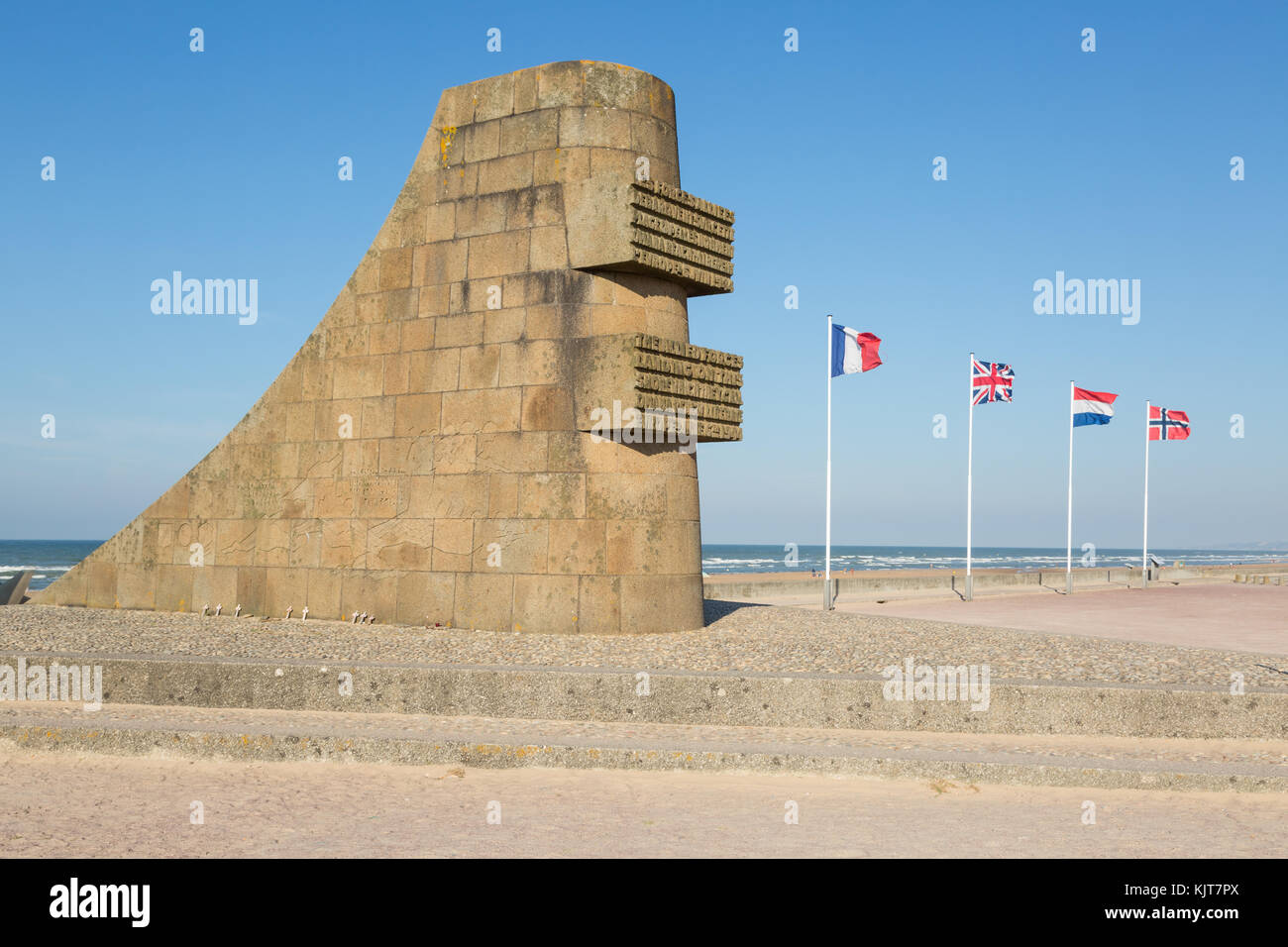 D-Day Memorial Skulptur mit französischen, britischen, niederländischen, norwegischen Flagge; zum Gedenken an die Befreiung Europas im Juni 1944 Stockfoto