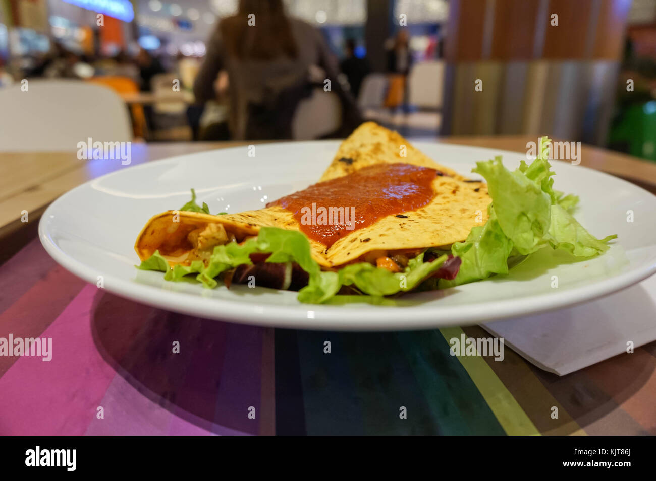 Spicy chicken gefüllte Tortilla im mexikanischen Stil Stockfoto