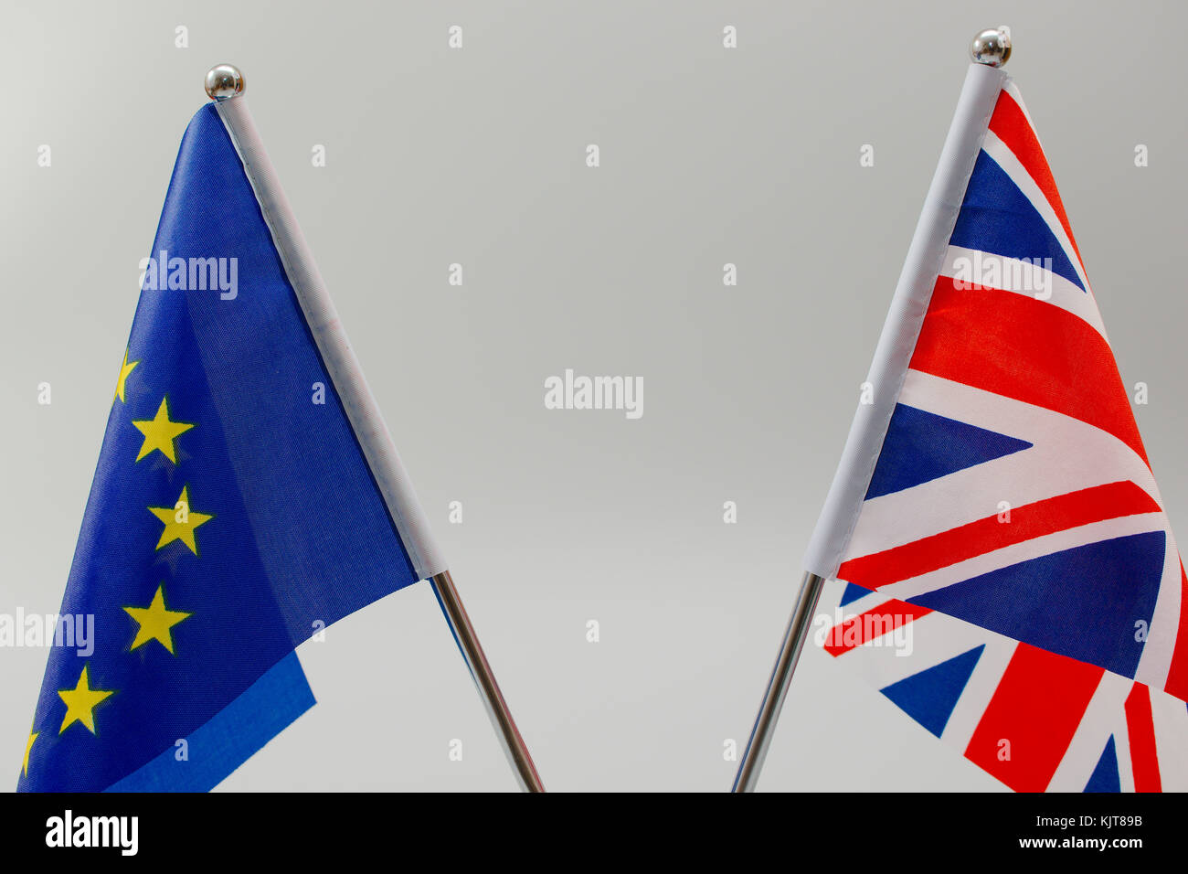 Das Vereinigte Königreich Flagge in den Vordergrund mit der Fahne der Europäischen Union unscharf im Hintergrund. Stockfoto