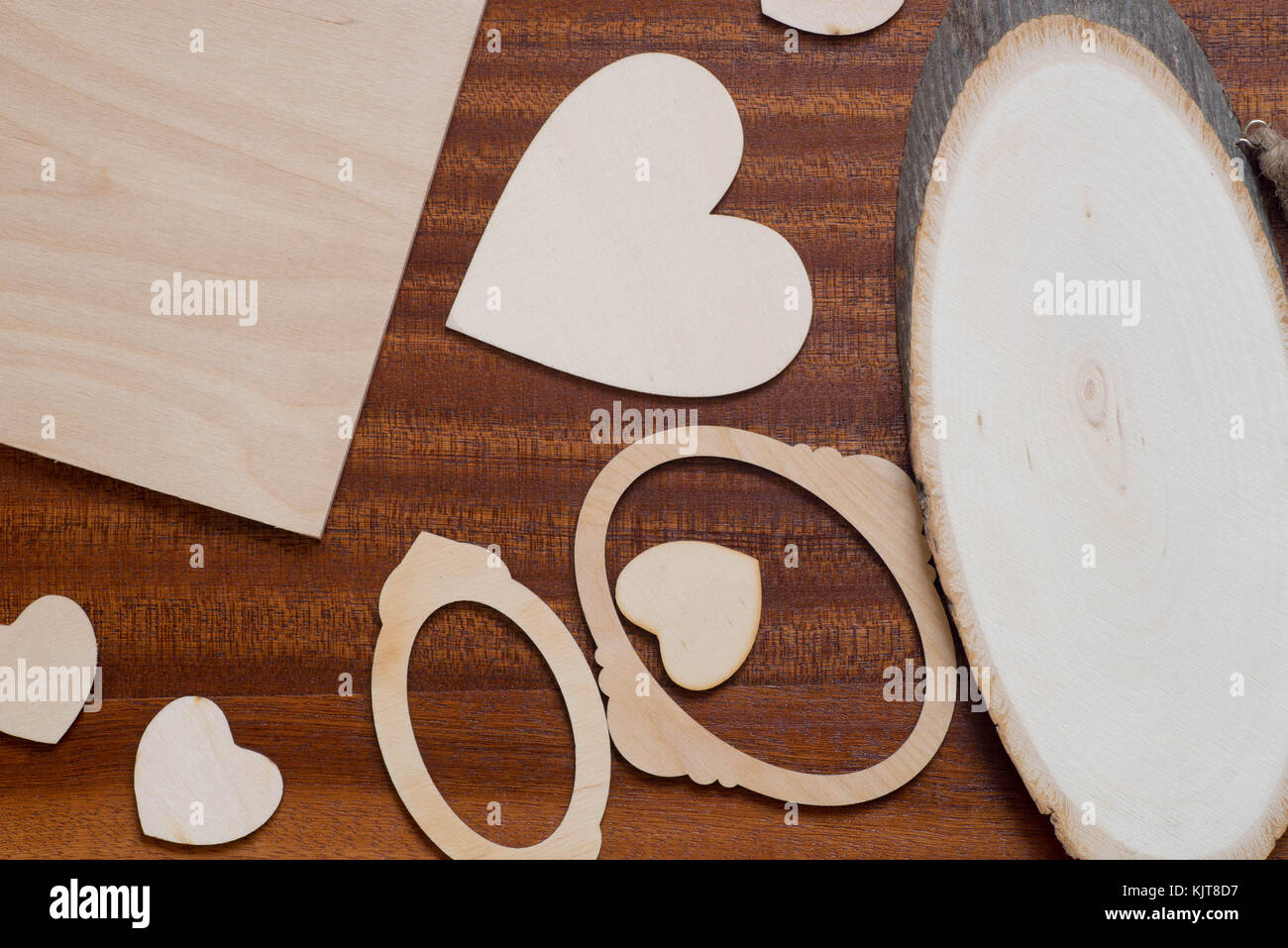 Hobby Dekoration aus Holz-Frames und Herzen Stockfoto
